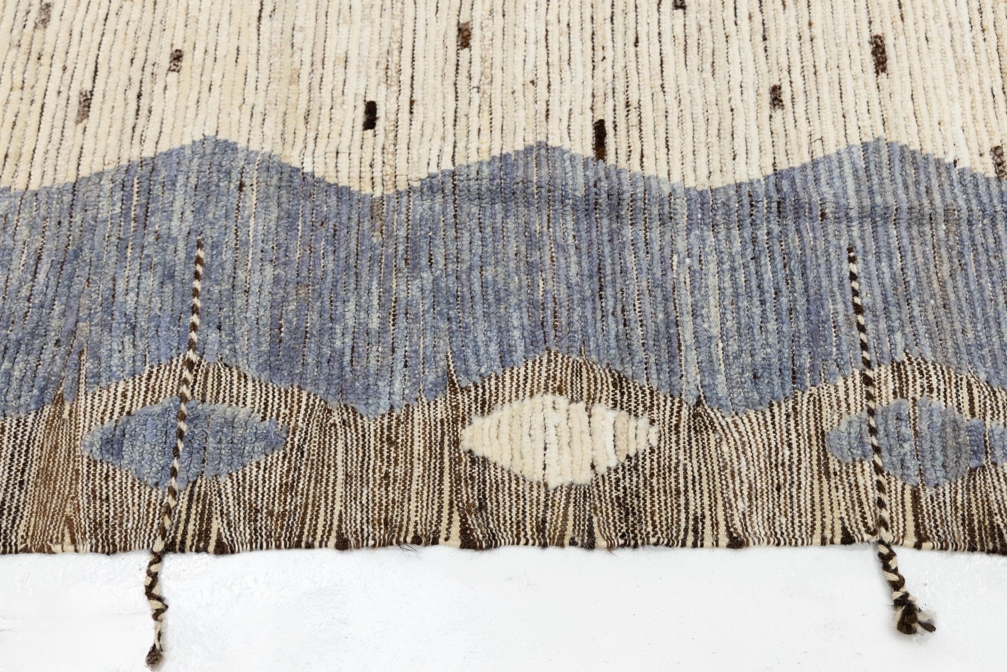 11 x 14 Moderner marokkanischer Wollteppich im Tribal-Stil in Beige und Blau im Angebot 2