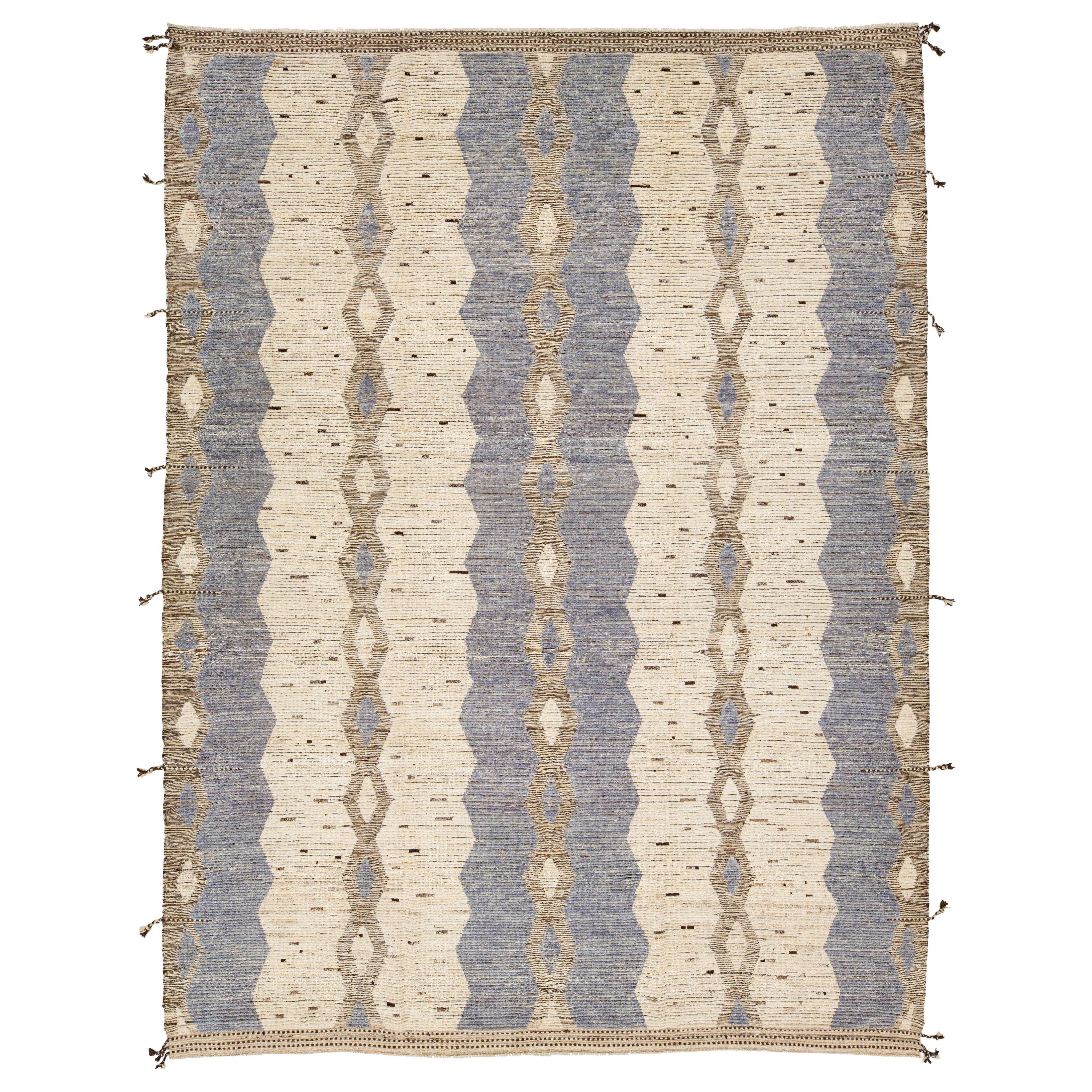 11 x 14 Moderner marokkanischer Wollteppich im Tribal-Stil in Beige und Blau im Angebot