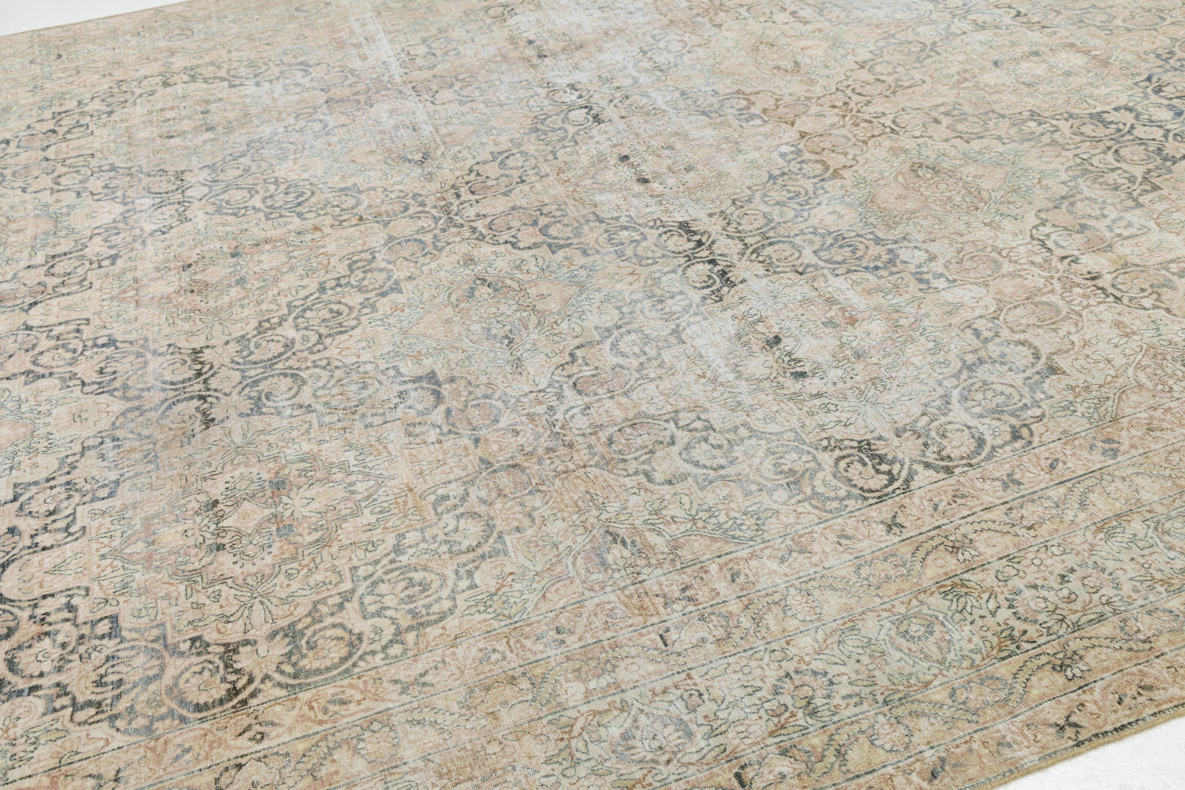 11 x 17 Antiker Kerman Wollteppich in gedecktem Beige mit floralem Medaillon-Design im Angebot 2