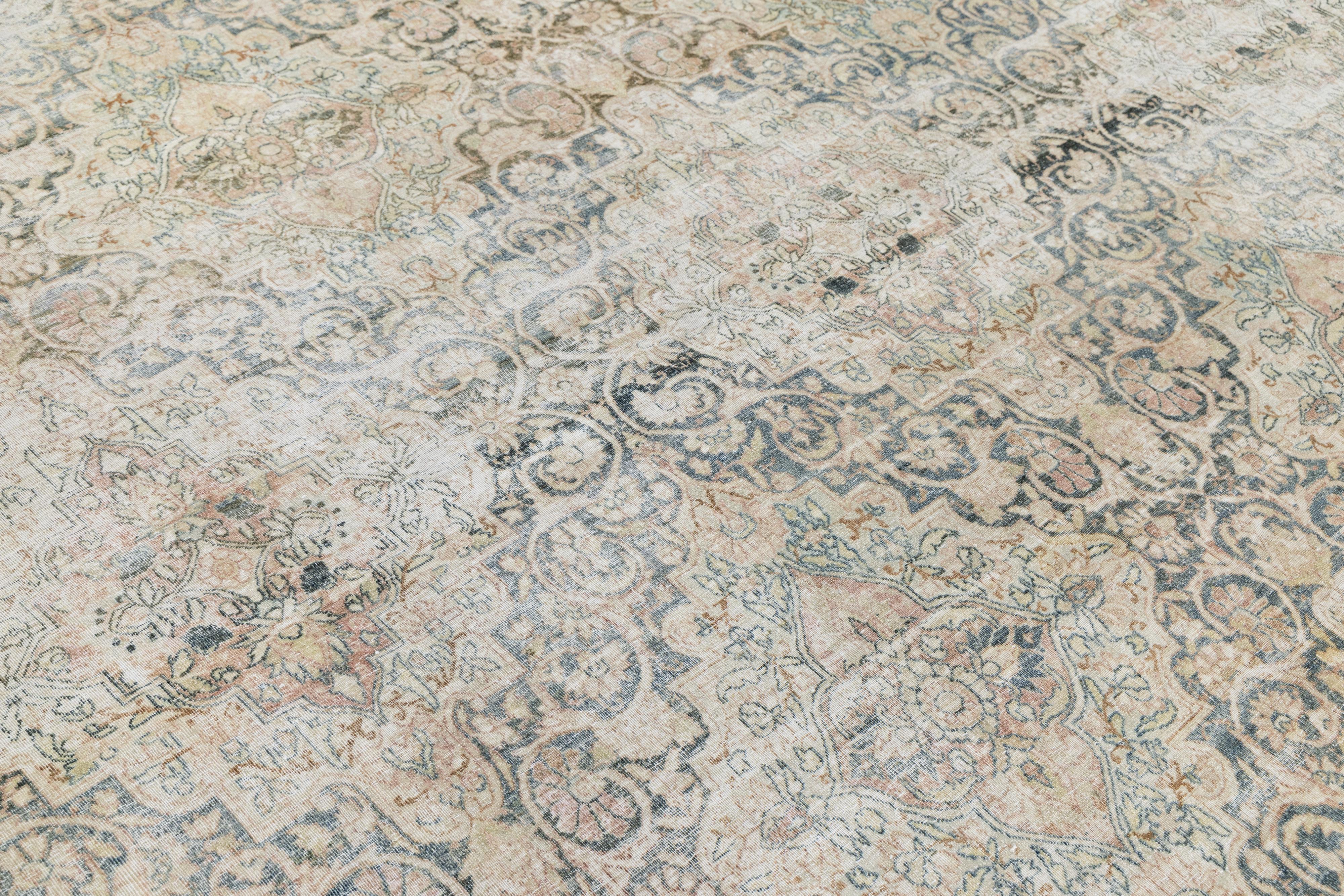 11 x 17 Antiker Kerman Wollteppich in gedecktem Beige mit floralem Medaillon-Design im Angebot 3