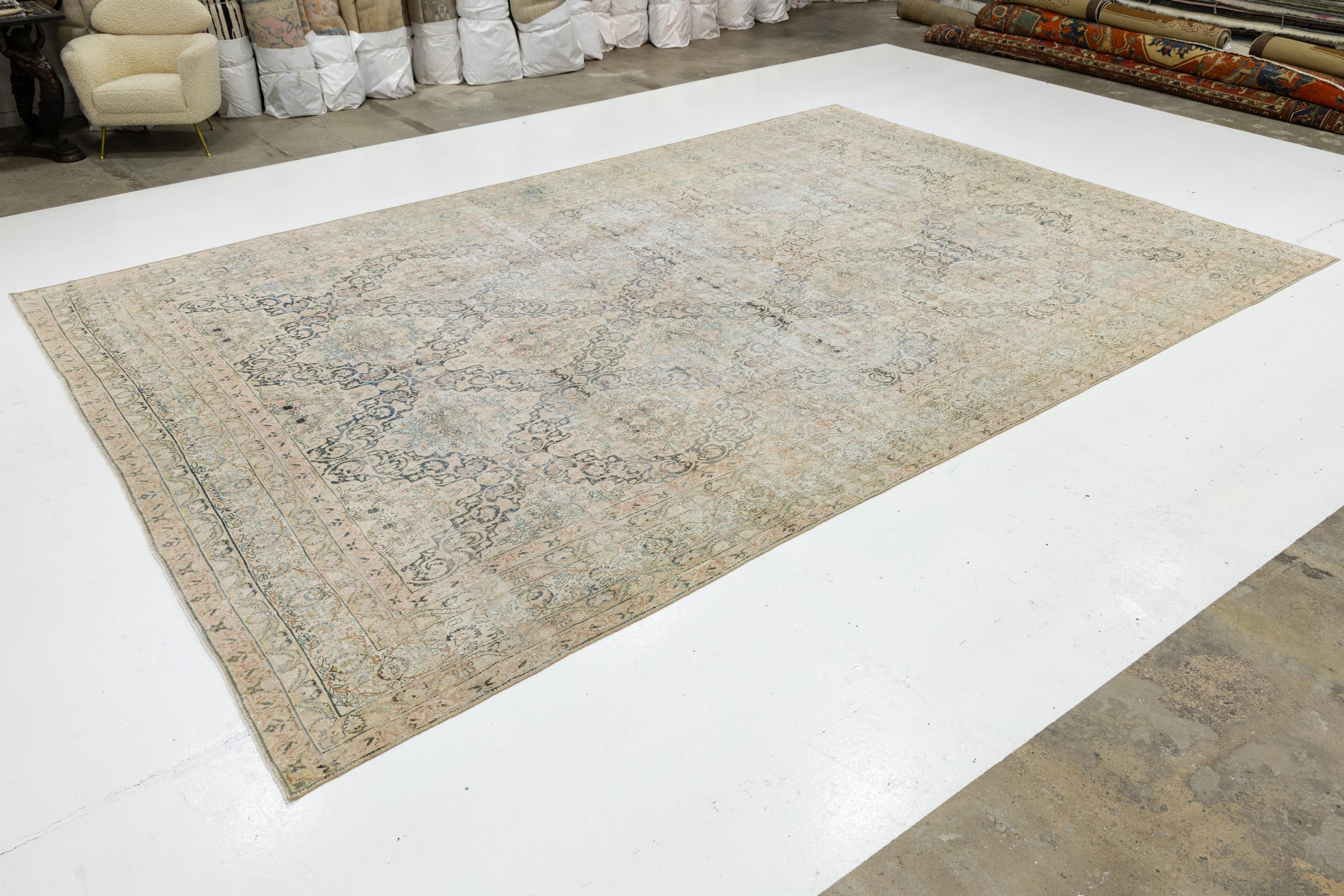 11 x 17 Antiker Kerman Wollteppich in gedecktem Beige mit floralem Medaillon-Design (Islamisch) im Angebot