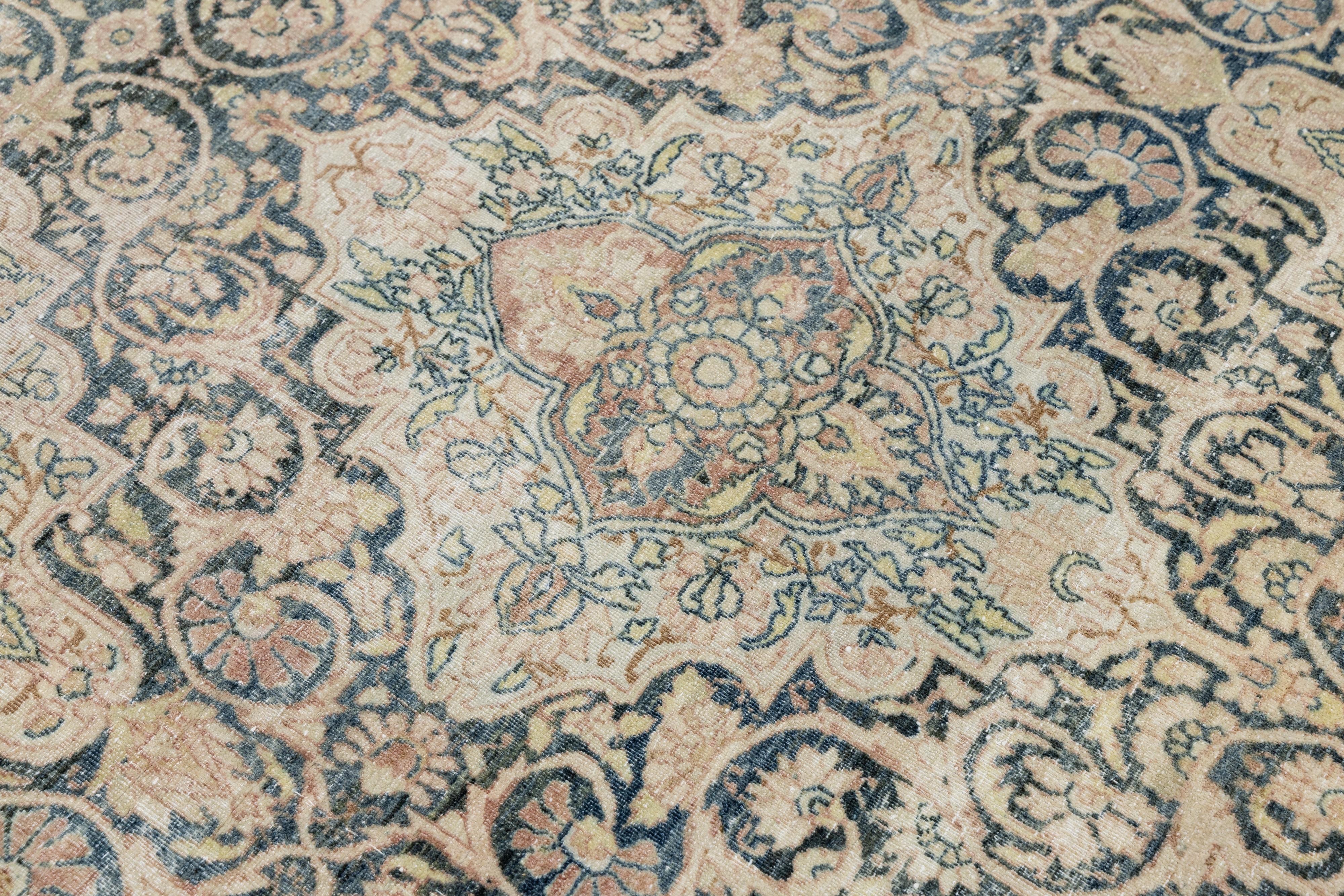 11 x 17 Antiker Kerman Wollteppich in gedecktem Beige mit floralem Medaillon-Design (Persisch) im Angebot