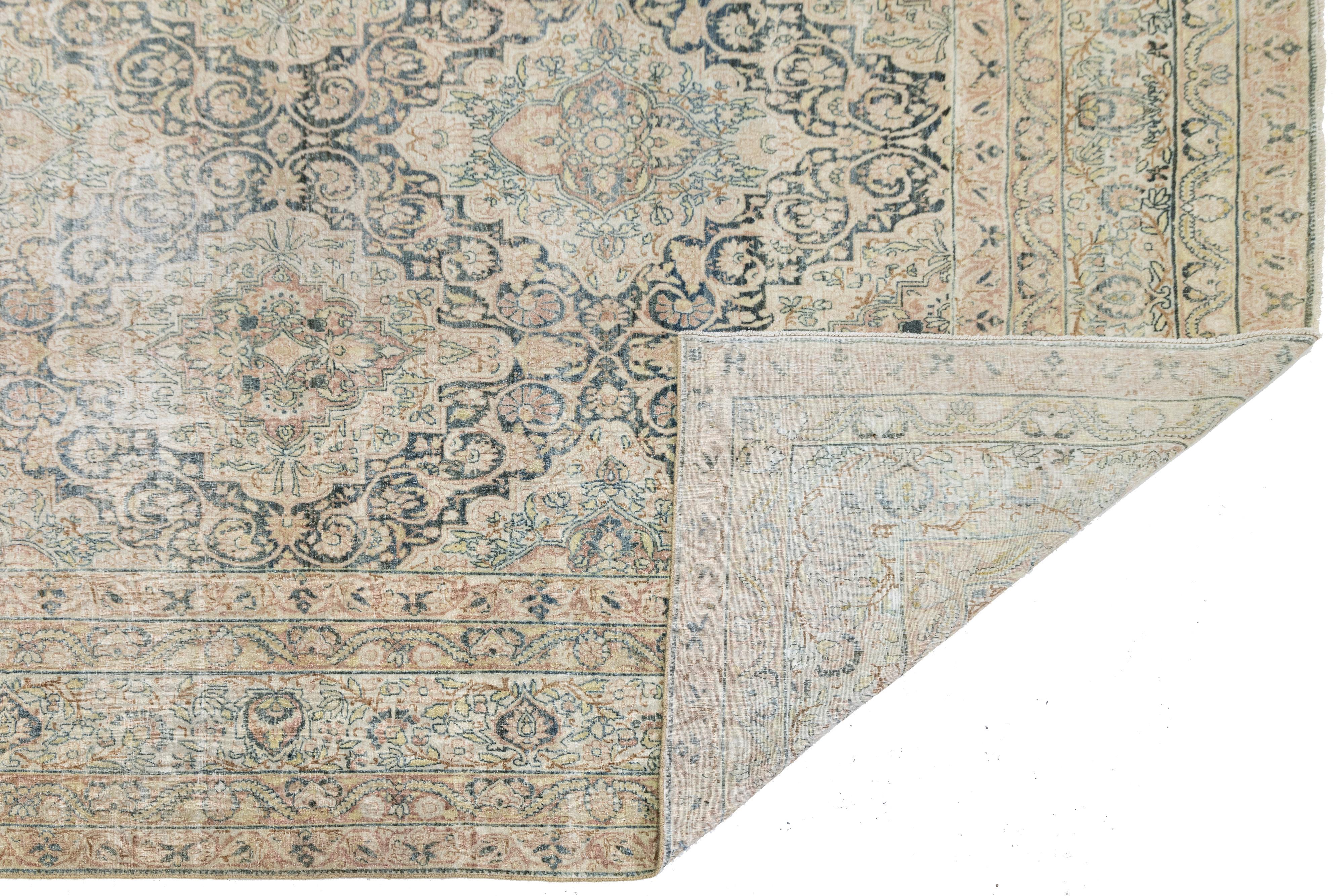 11 x 17 Antiker Kerman Wollteppich in gedecktem Beige mit floralem Medaillon-Design (Handgeknüpft) im Angebot