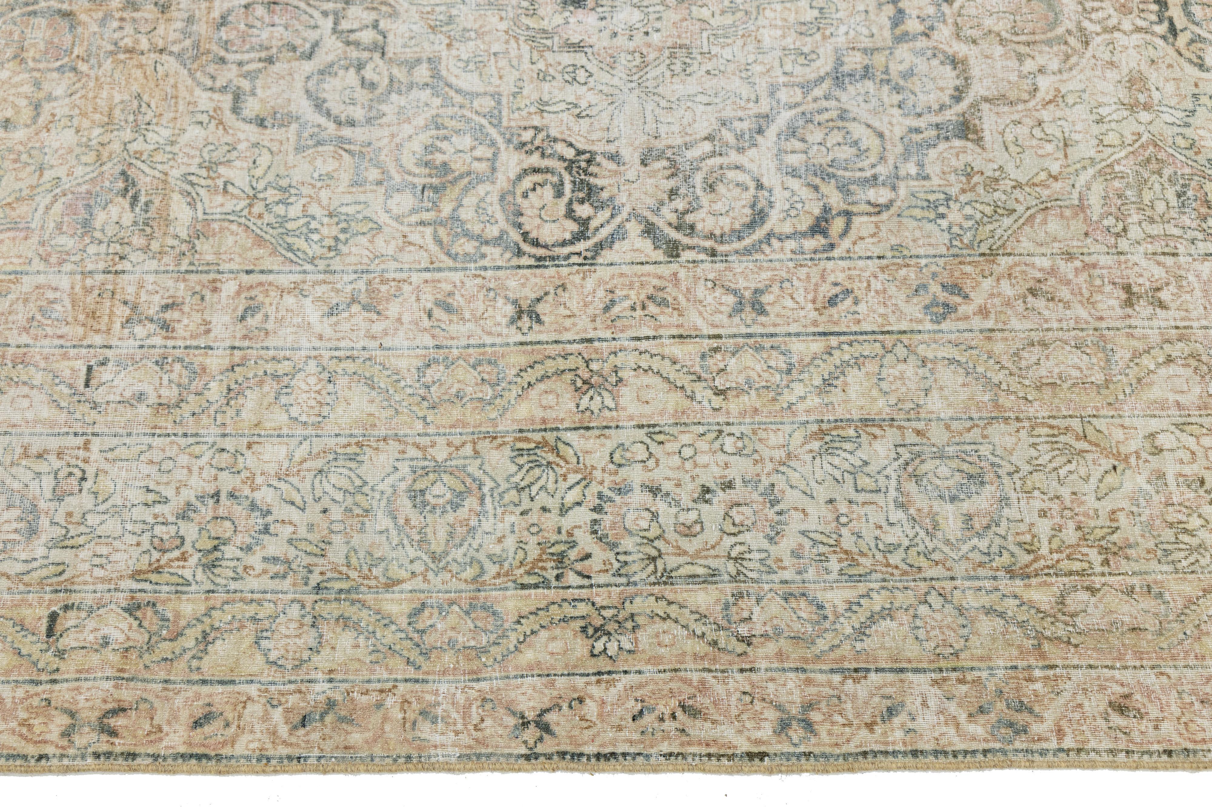 11 x 17 Antiker Kerman Wollteppich in gedecktem Beige mit floralem Medaillon-Design im Zustand „Gut“ im Angebot in Norwalk, CT