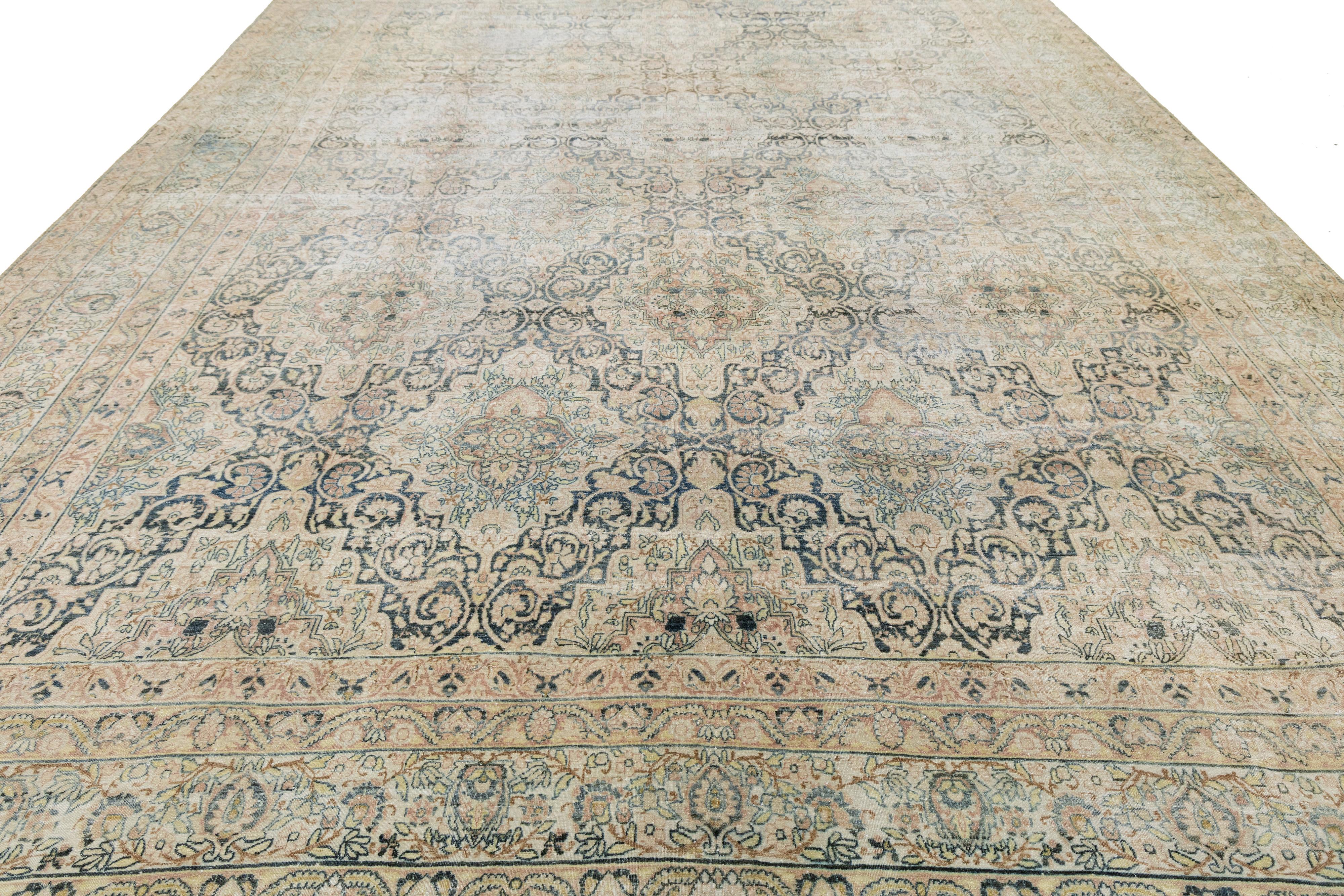 11 x 17 Antiker Kerman Wollteppich in gedecktem Beige mit floralem Medaillon-Design (20. Jahrhundert) im Angebot