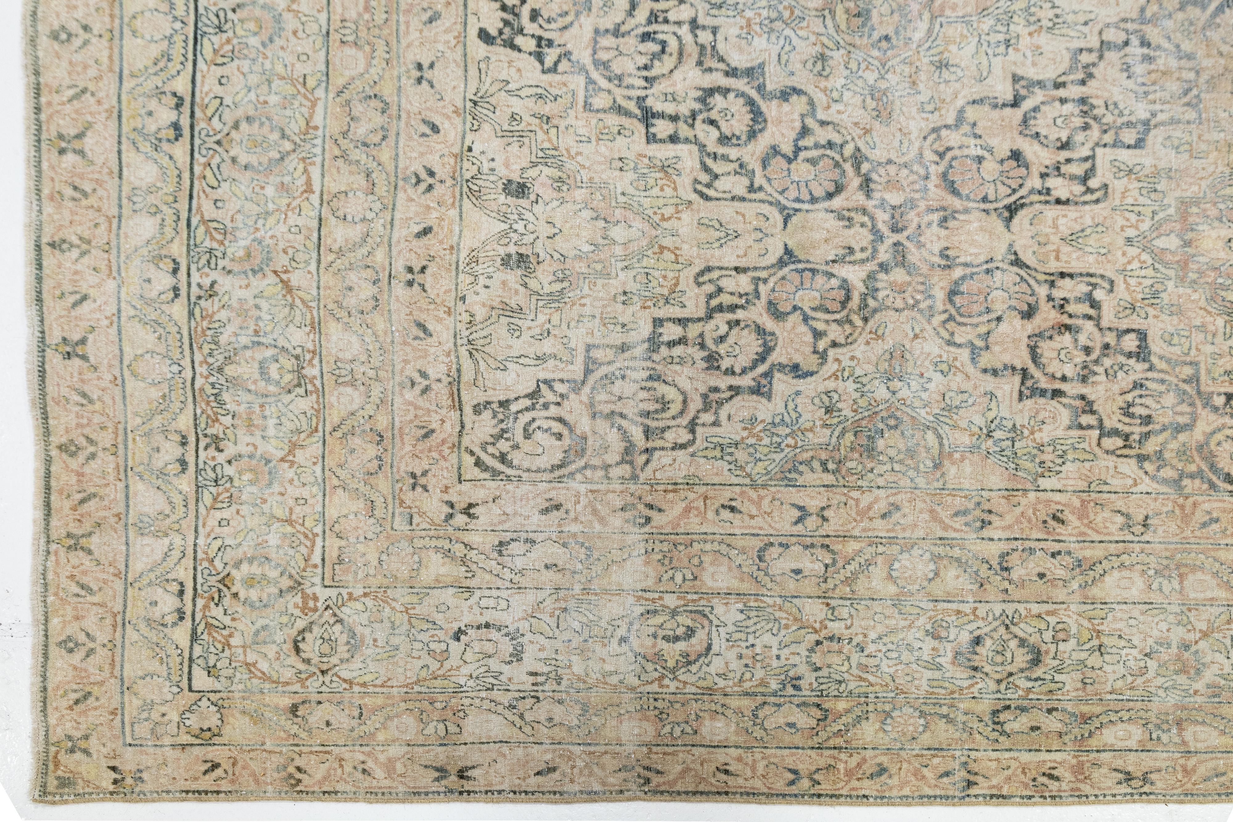 11 x 17 Antiker Kerman Wollteppich in gedecktem Beige mit floralem Medaillon-Design (Wolle) im Angebot