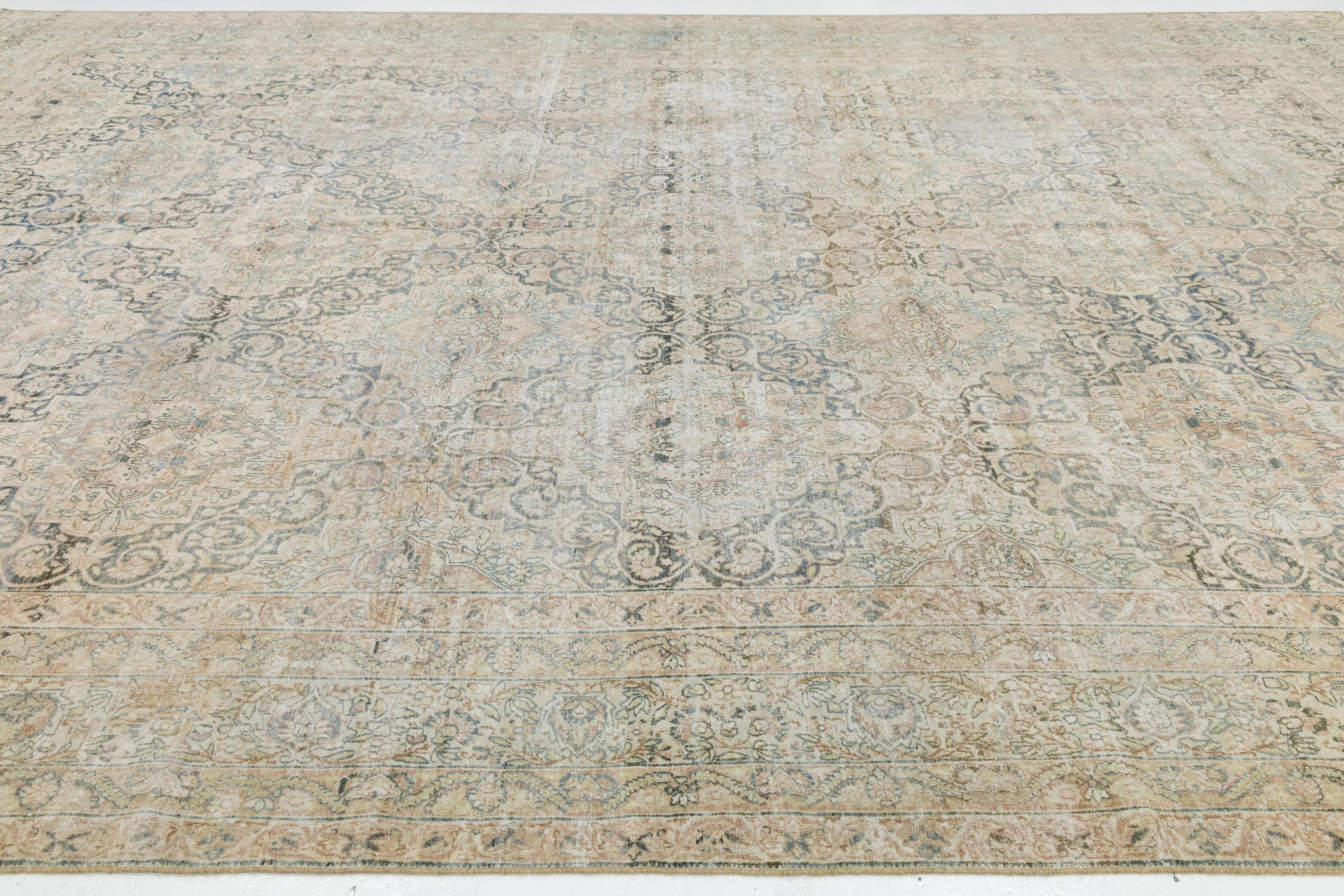 11 x 17 Antiker Kerman Wollteppich in gedecktem Beige mit floralem Medaillon-Design im Angebot 1