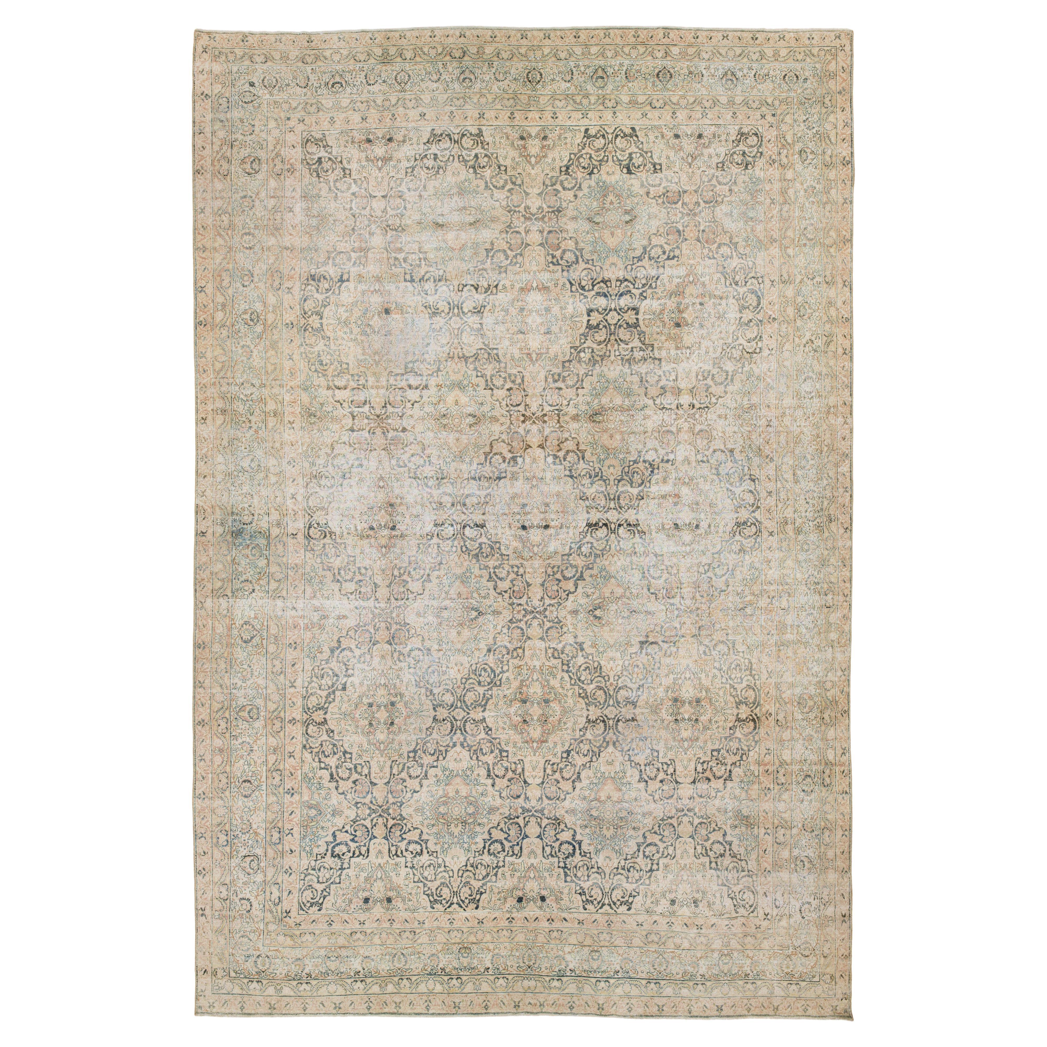 11 x 17 Antiker Kerman Wollteppich in gedecktem Beige mit floralem Medaillon-Design im Angebot