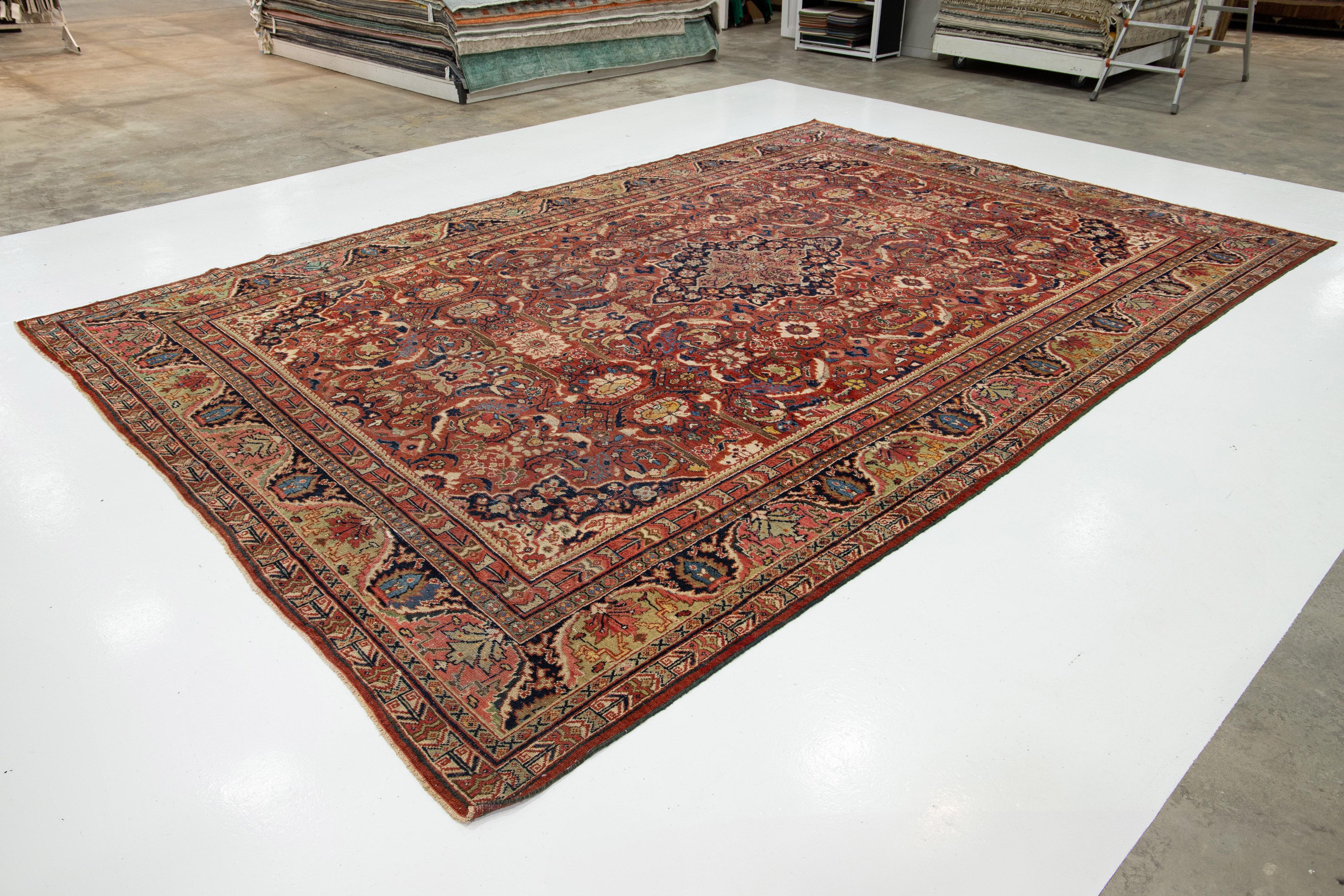 11 x 17 geblümt gestalteter antiker persischer Mahal-Wollteppich in Rot (Persisch) im Angebot