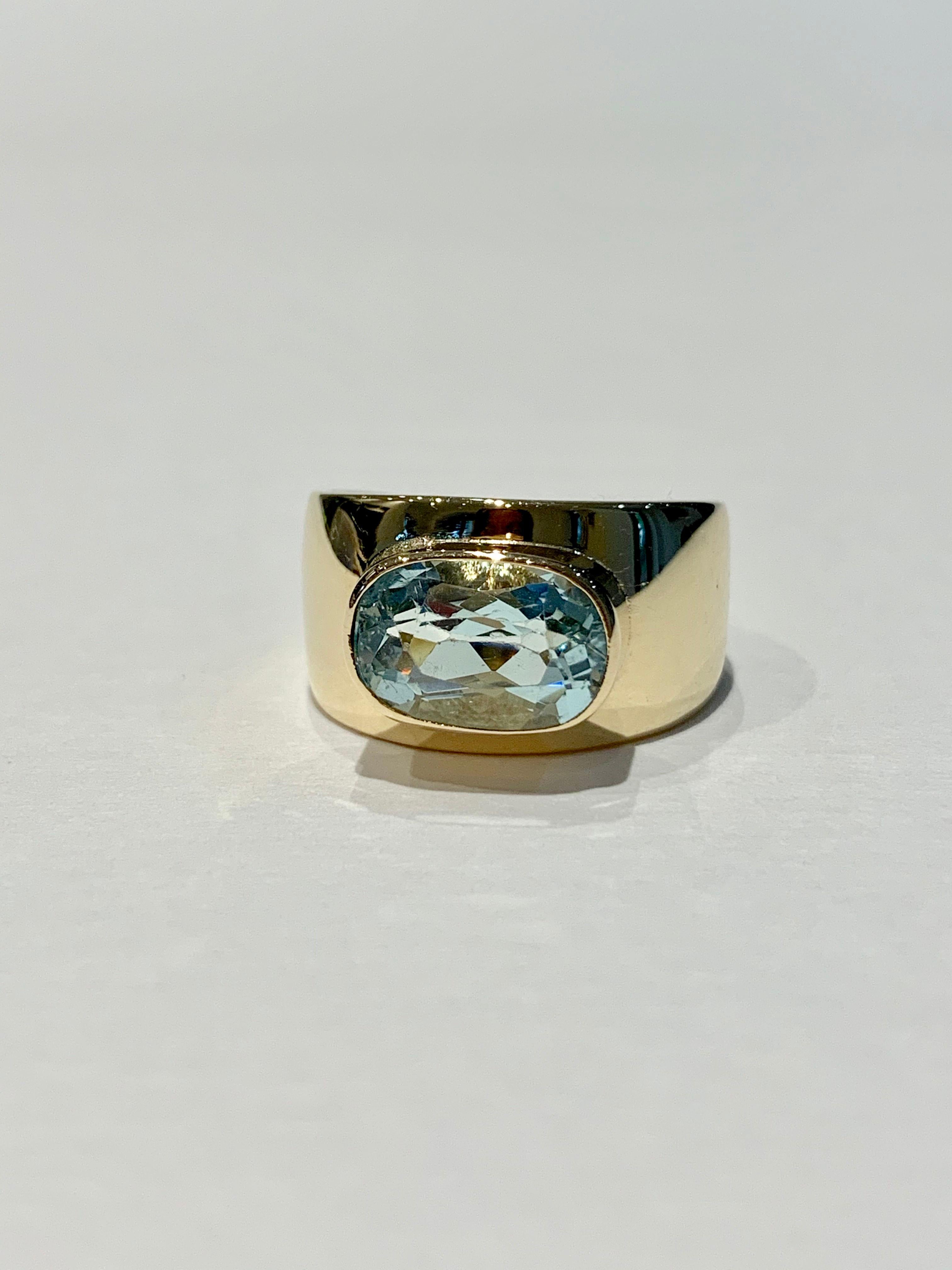 The pretty pale blue oval Aquamarine* sits in a very contemporary 9ct Yellow gold band.  The stone has amazing clarity and is set in an east to west design.

The Aquamarine measures 11 x 7 x 5.5 mm,  approximately 3ct.  Please be aware that the