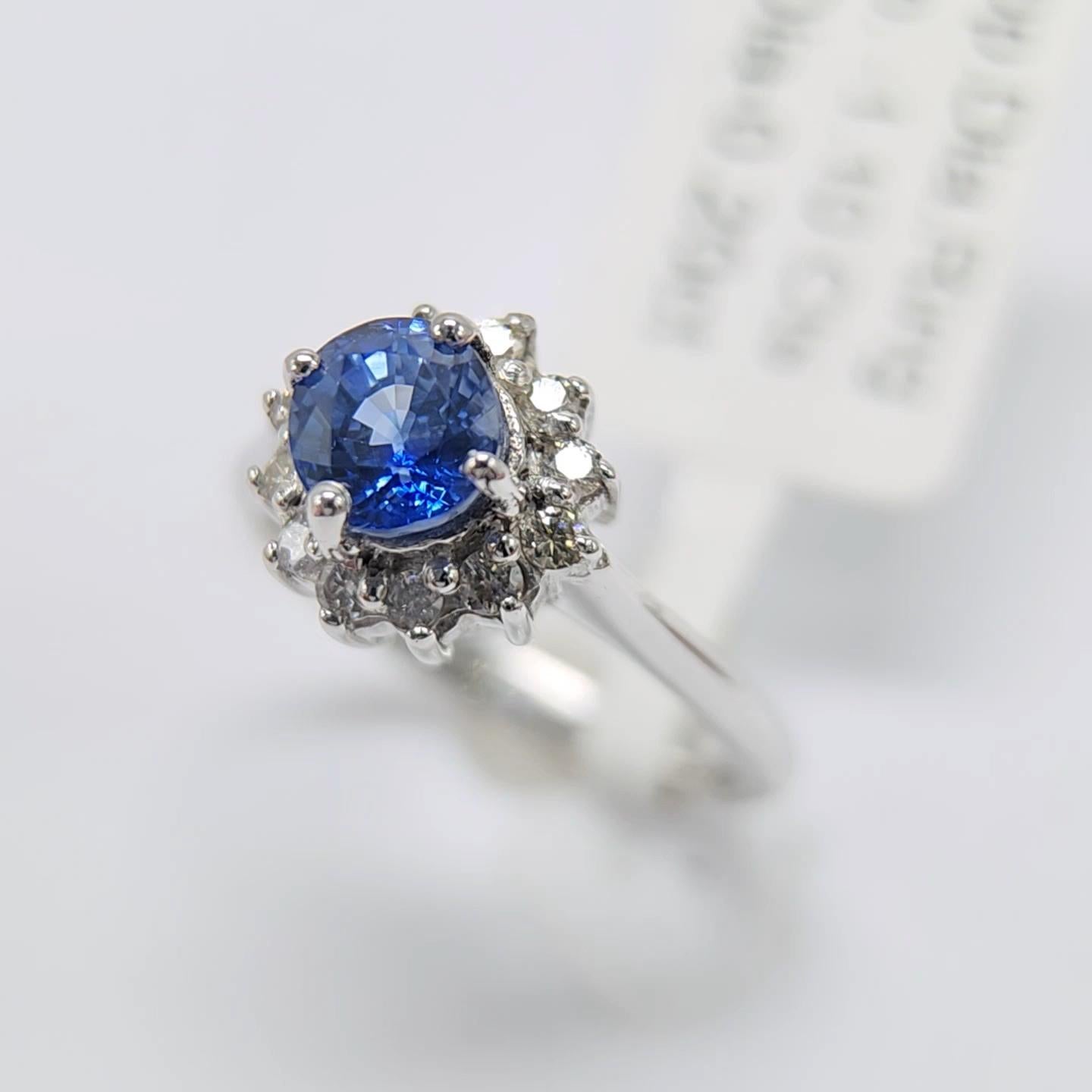 1,10 Karat blauer Saphir  Ring aus 14 Karat Weißgold mit Diamanten. im Angebot 7
