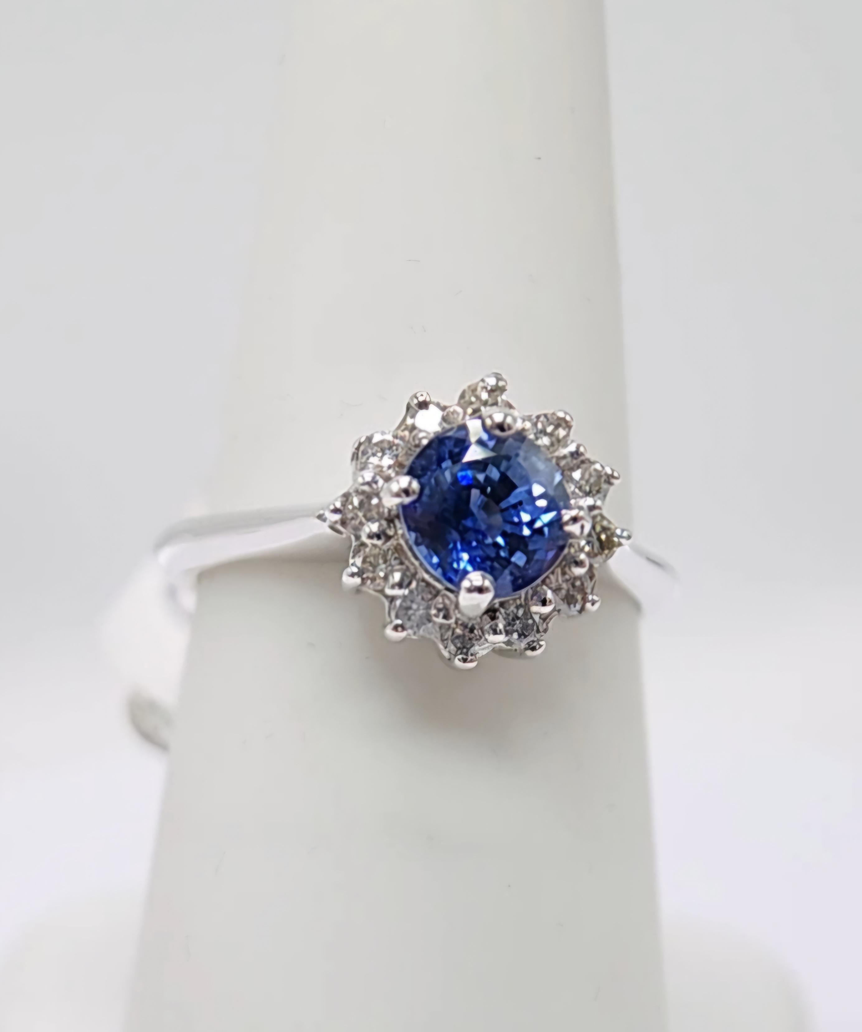 1,10 Karat blauer Saphir  Ring aus 14 Karat Weißgold mit Diamanten. (Rundschliff) im Angebot