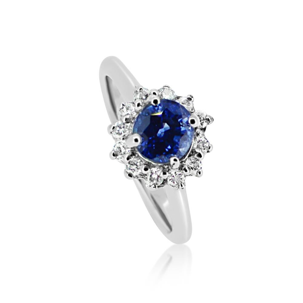 Runder Saphir  AAA brillant tiefblaue Farbe 1,10 Karat.
Diamanten insgesamt 0.20 Karat G H-VS
14k Weißgold 4,82 Gramm, 
Fingergröße 7
Alle Steine sind natürlich und unbehandelt.