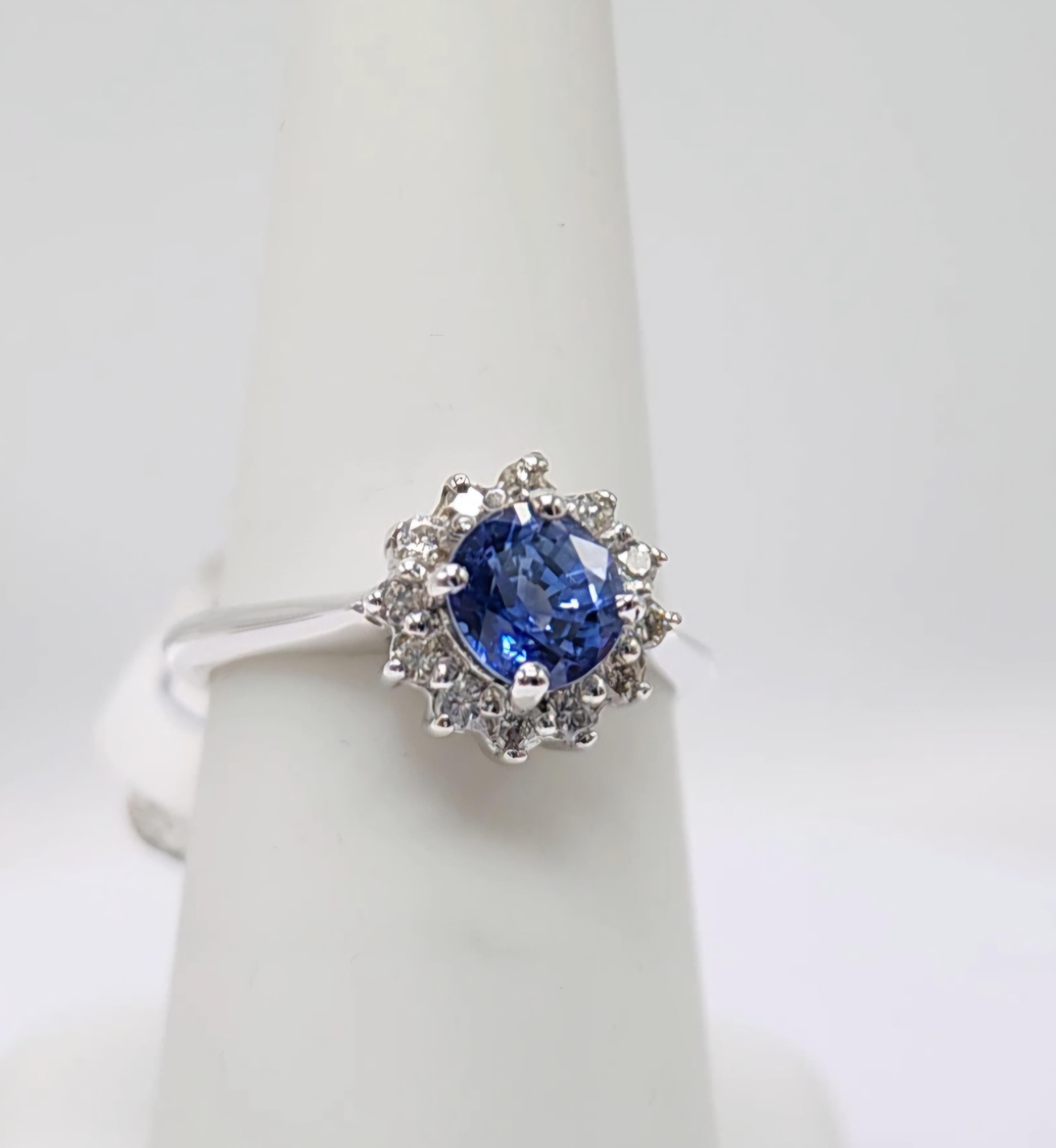 1,10 Karat blauer Saphir  Ring aus 14 Karat Weißgold mit Diamanten. Damen im Angebot