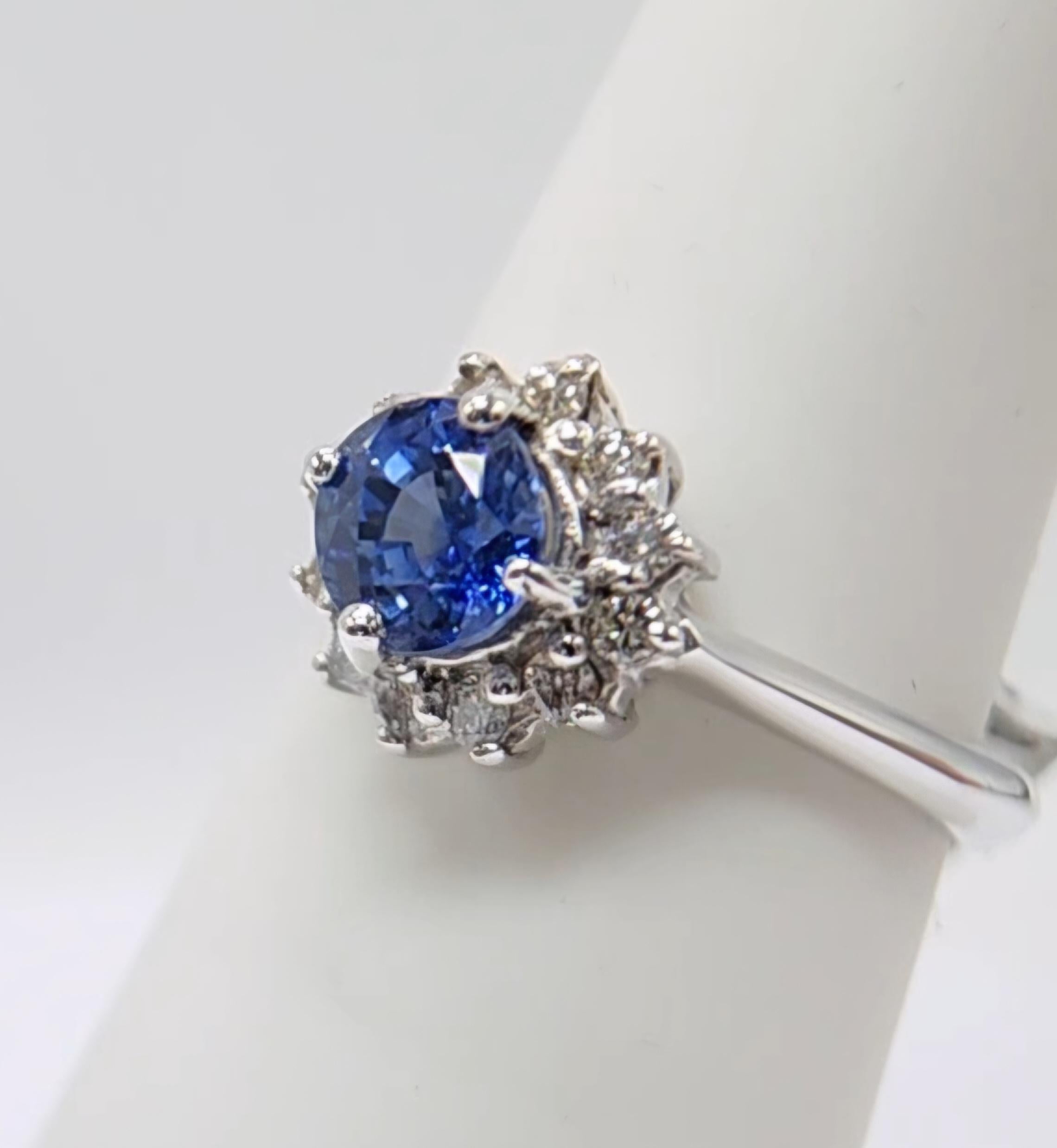 1,10 Karat blauer Saphir  Ring aus 14 Karat Weißgold mit Diamanten. im Angebot 1