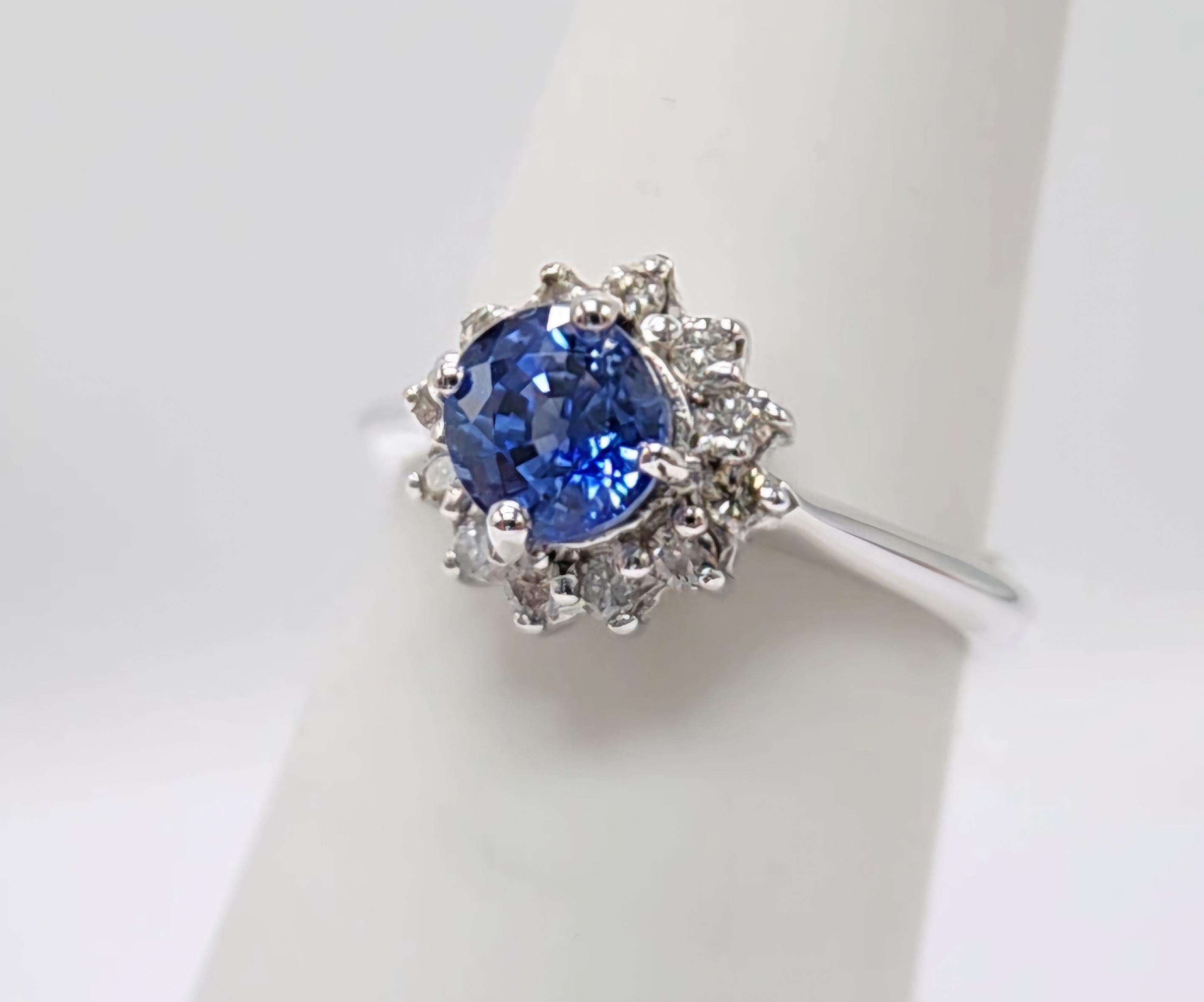 1,10 Karat blauer Saphir  Ring aus 14 Karat Weißgold mit Diamanten. im Angebot 2