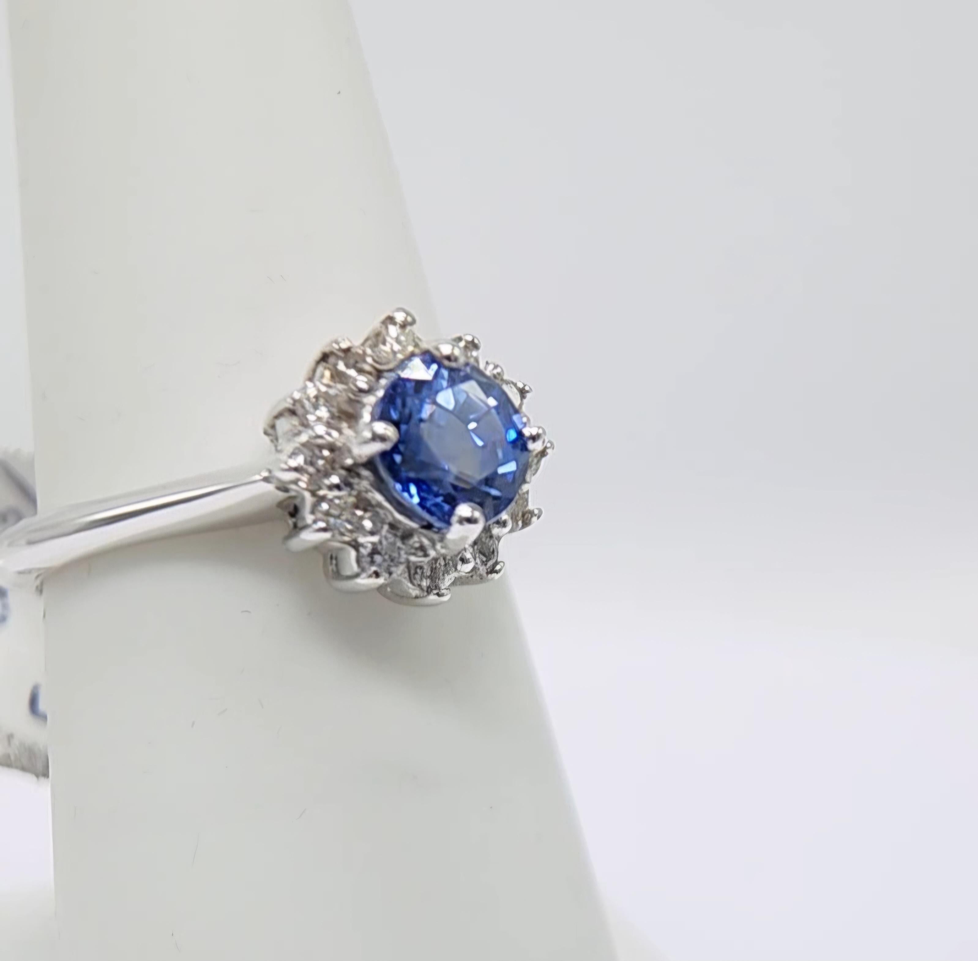 1,10 Karat blauer Saphir  Ring aus 14 Karat Weißgold mit Diamanten. im Angebot 3