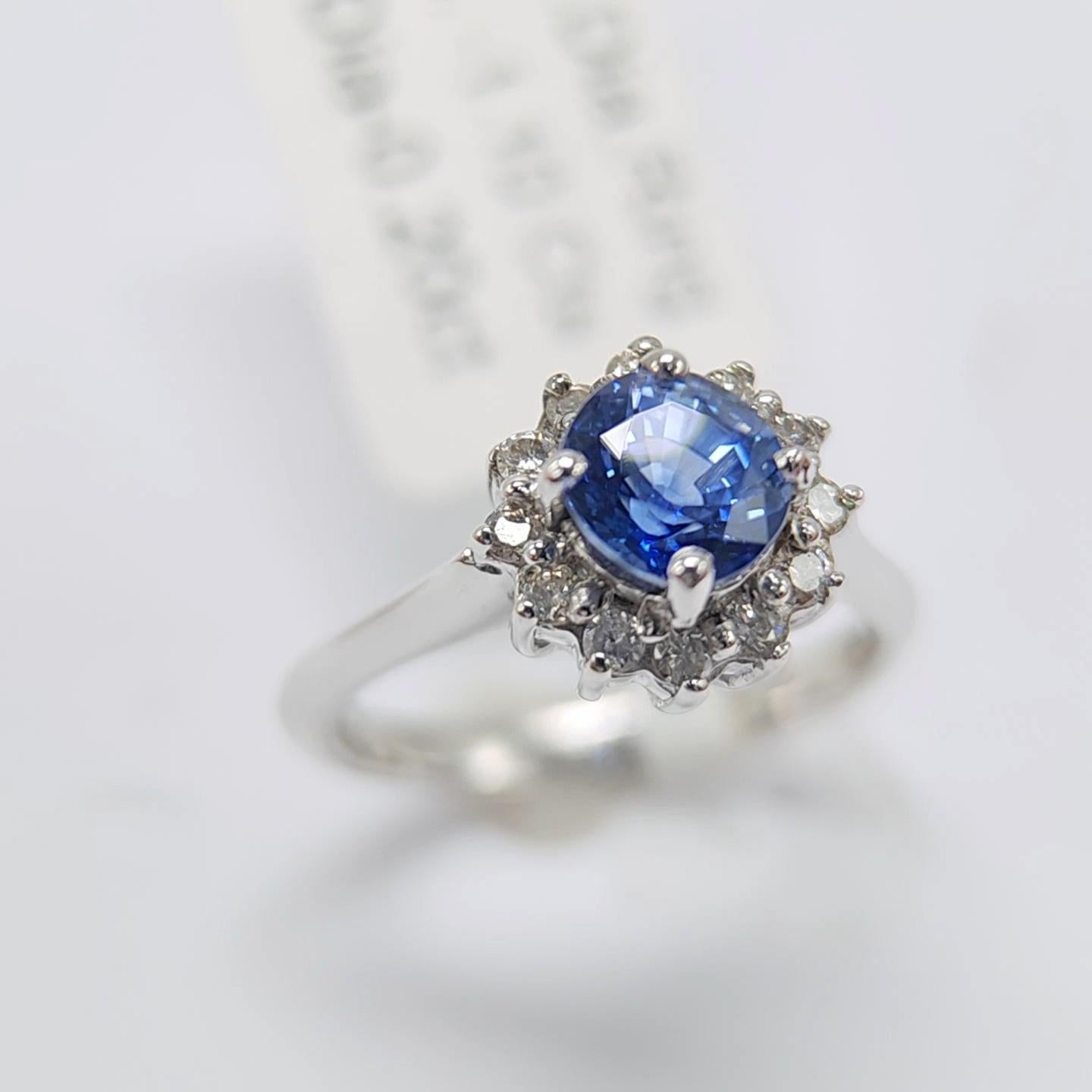 1,10 Karat blauer Saphir  Ring aus 14 Karat Weißgold mit Diamanten. im Angebot 4