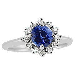 Zafiro azul de 1,10 quilates  Anillo de oro blanco de 14 quilates con diamantes.