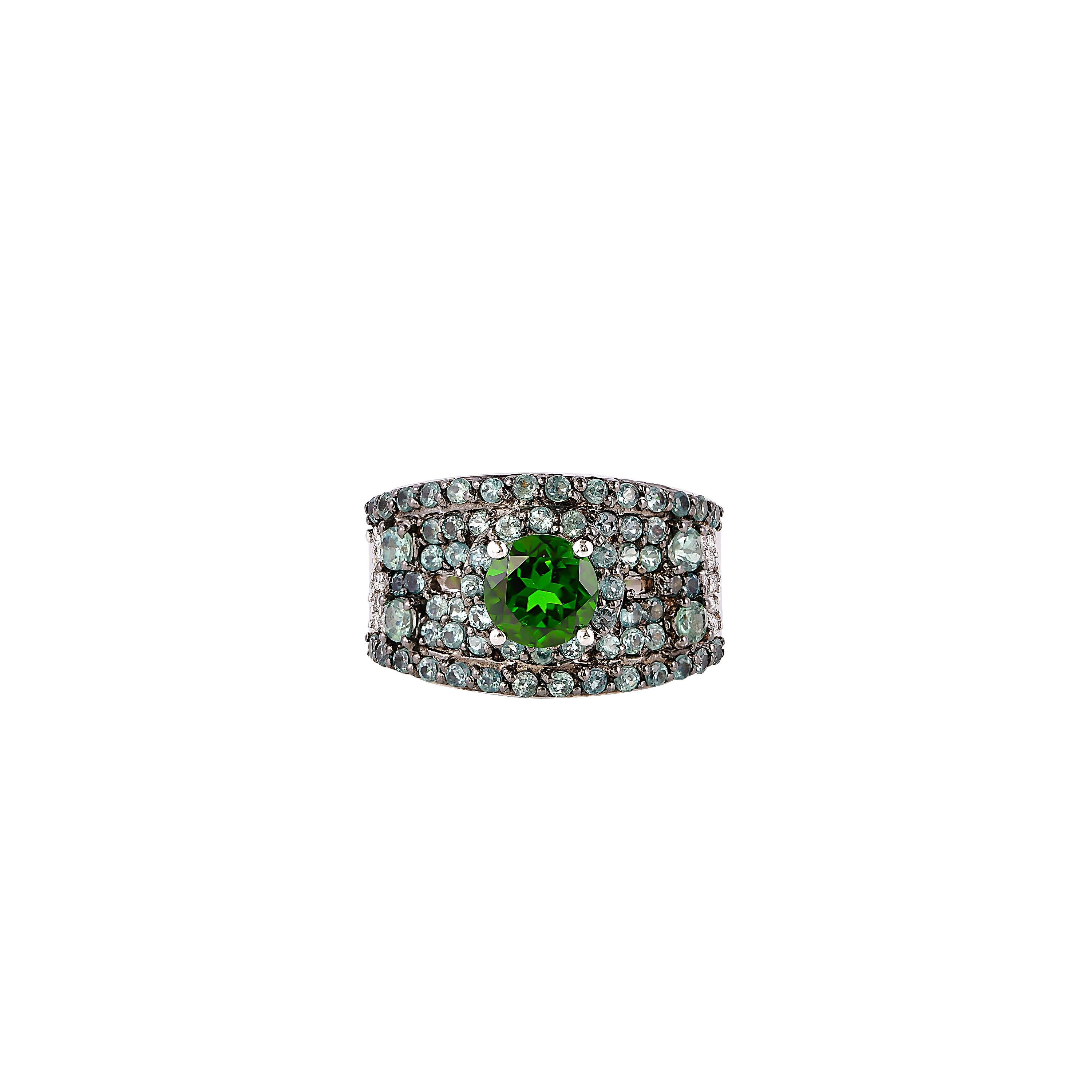 Round Cut 1.10 Carat Chrome Diopside Ring in 14 Karat White Gold For Sale