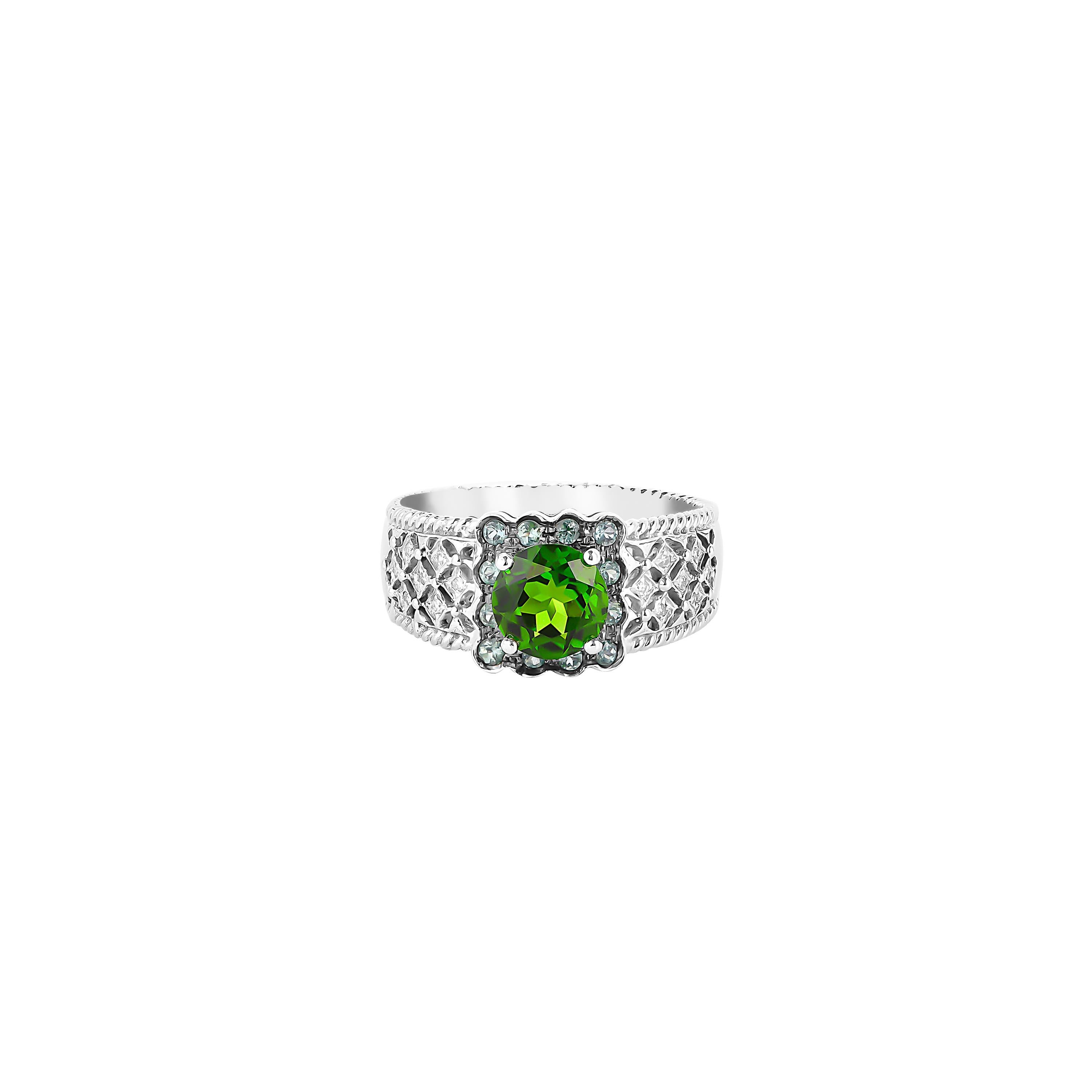 Contemporary 1.10 Carat Chrome Diopside Ring in 14 Karat White Gold For Sale