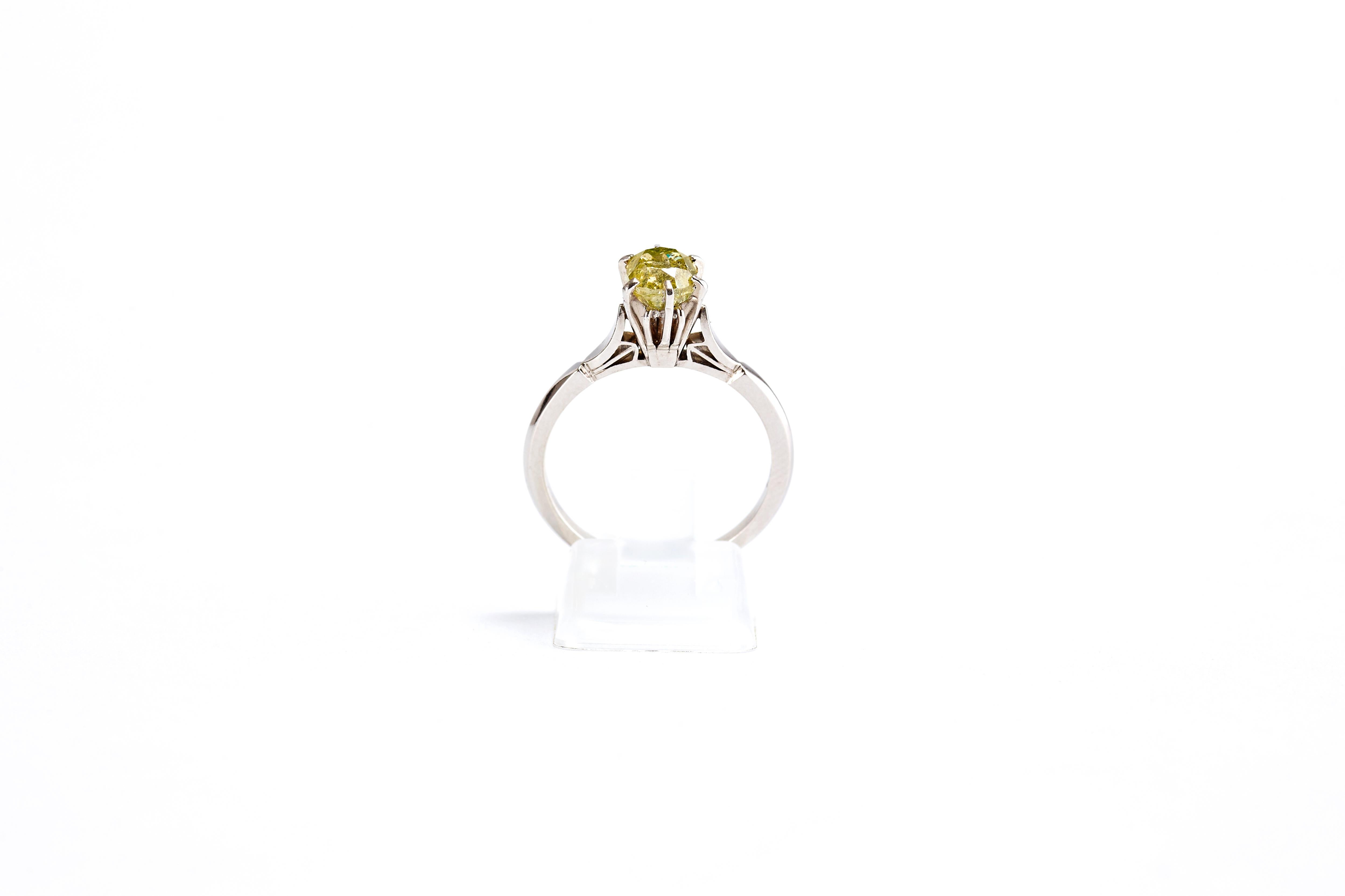 Taille ovale Bague de fiançailles en or blanc 14 carats avec diamants de 1,10 carat en vente