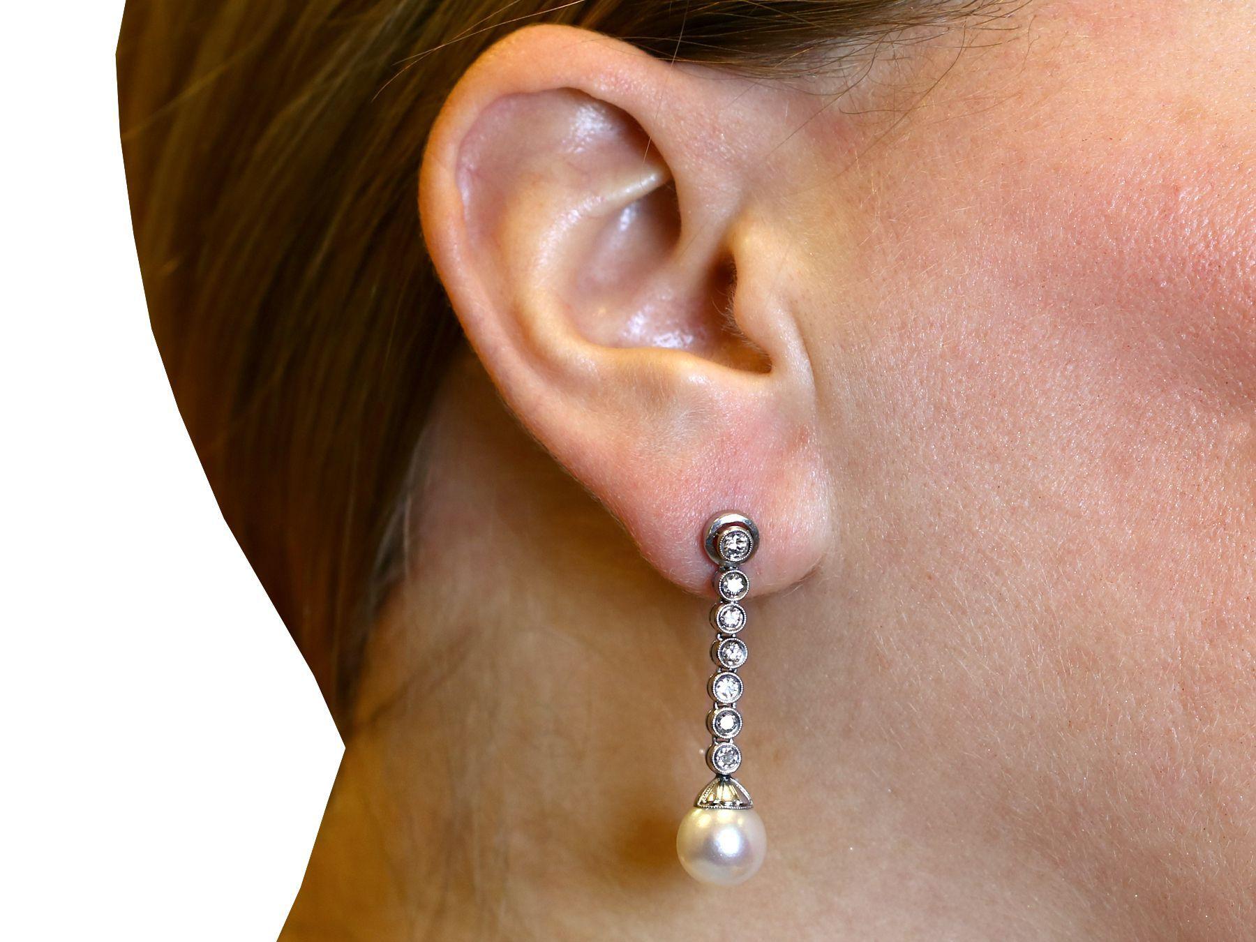 Boucles d'oreilles en goutte en platine et or blanc avec diamants de 1,10 carat et perle de culture en vente 3