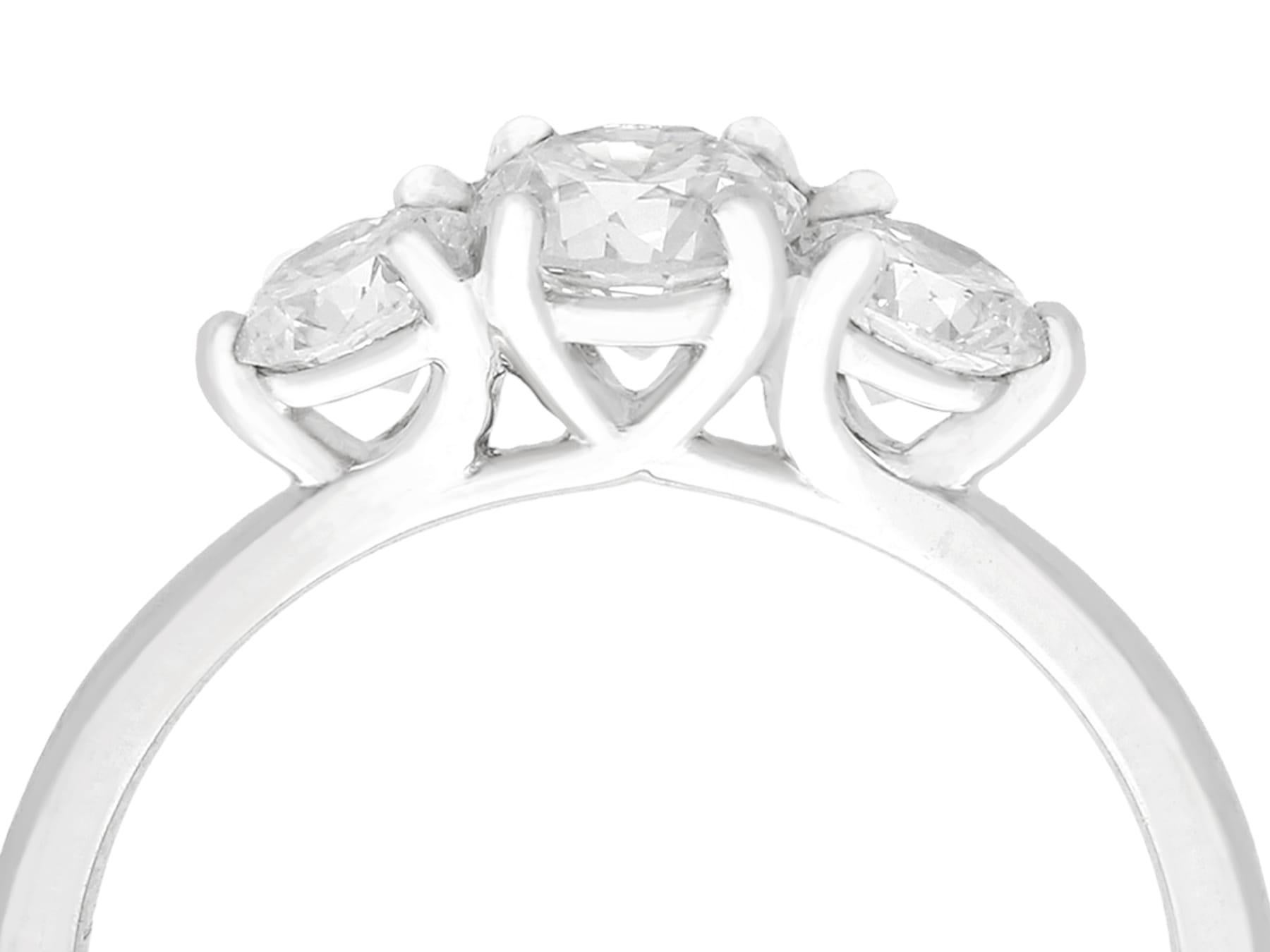 Eine atemberaubende 1,10 Karat Diamant und Platin drei Stein Kleid Ring; Teil unserer vielfältigen antiken Schmuck und Estate Jewelry Collections.

Dieser atemberaubende Vintage- und Contemporary-Diamant-Trilogie-Ring ist aus Platin gefertigt.

Die