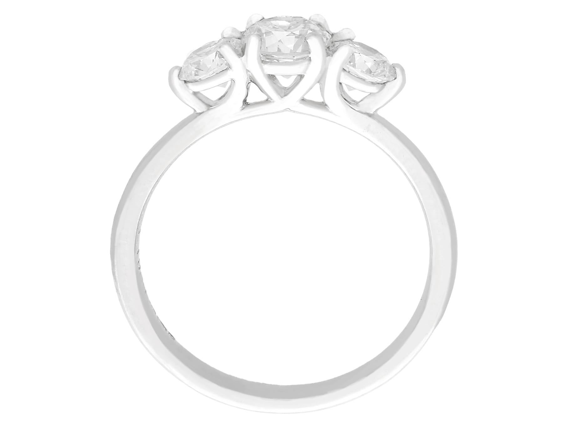 Trilogie-Ring aus Platin mit 1.10 Karat Diamanten für Damen oder Herren im Angebot