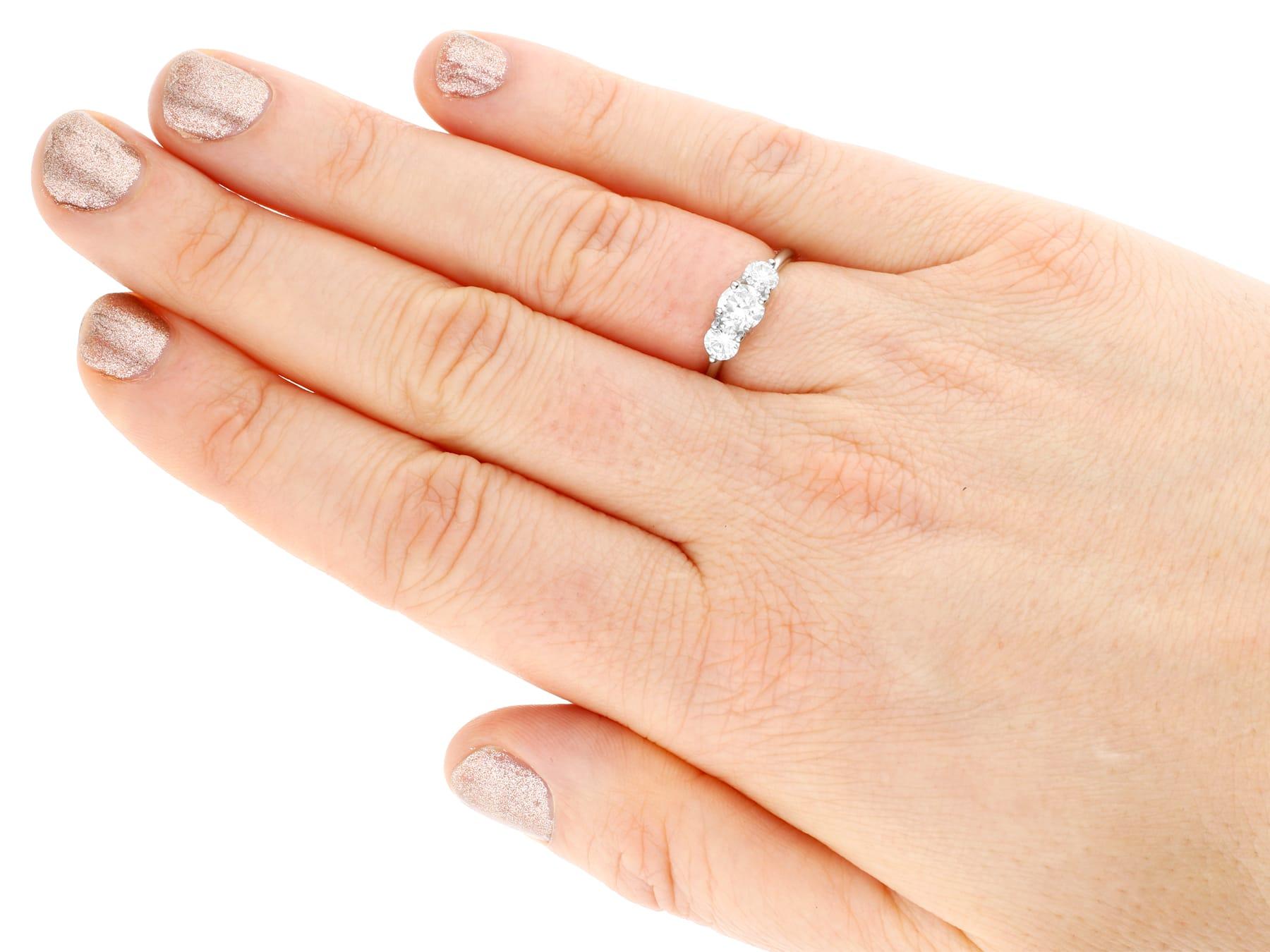 Trilogie-Ring aus Platin mit 1.10 Karat Diamanten im Angebot 1