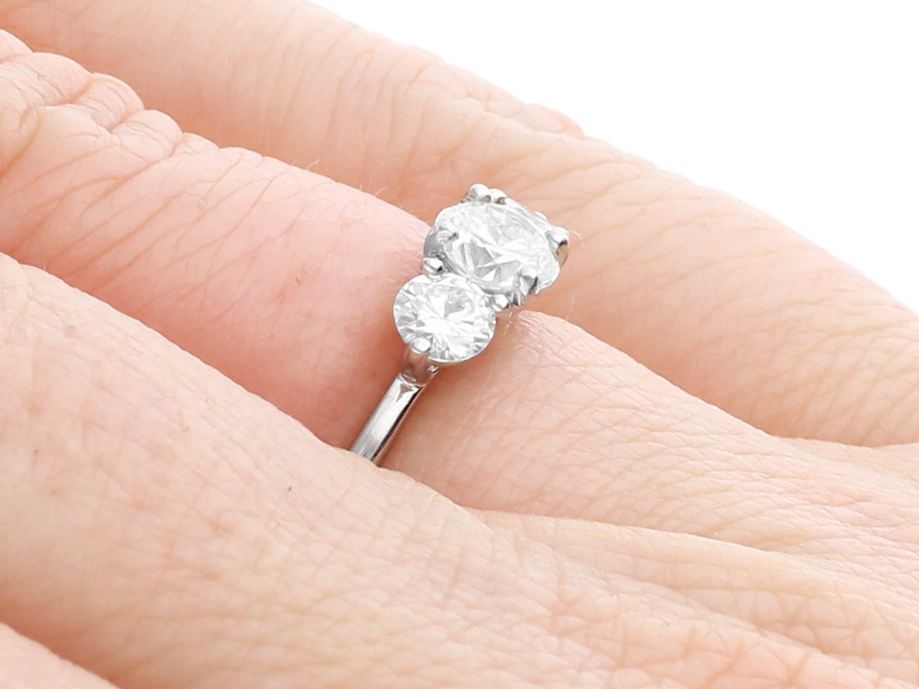 Trilogie-Ring aus Platin mit 1.10 Karat Diamanten im Angebot 2
