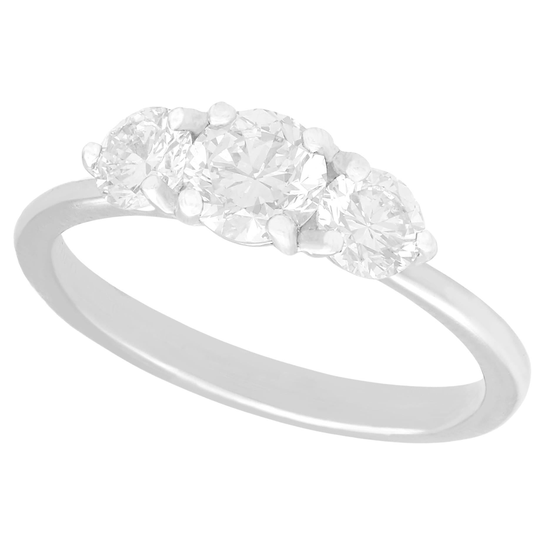 Trilogie-Ring aus Platin mit 1.10 Karat Diamanten im Angebot