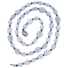 Collier de perles en or blanc avec calcédoine bleue, saphir et diamant de 1,10 carat