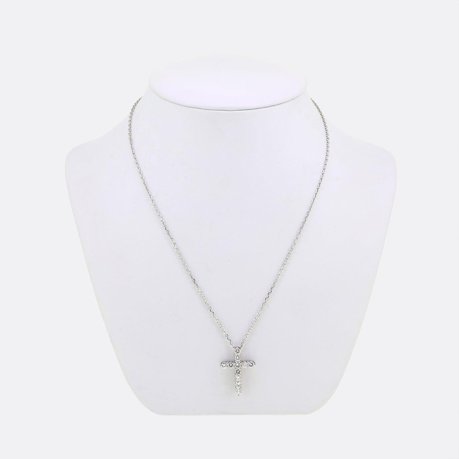Si tratta di un classico pendente in platino realizzato a forma di croce con 11 diamanti rotondi taglio brillante incastonati.  Questo ciondolo è sospeso a una catena belcher in oro bianco 18ct da 19 pollici. 

Condit: Usato (Molto Buono)
Peso: 11.5