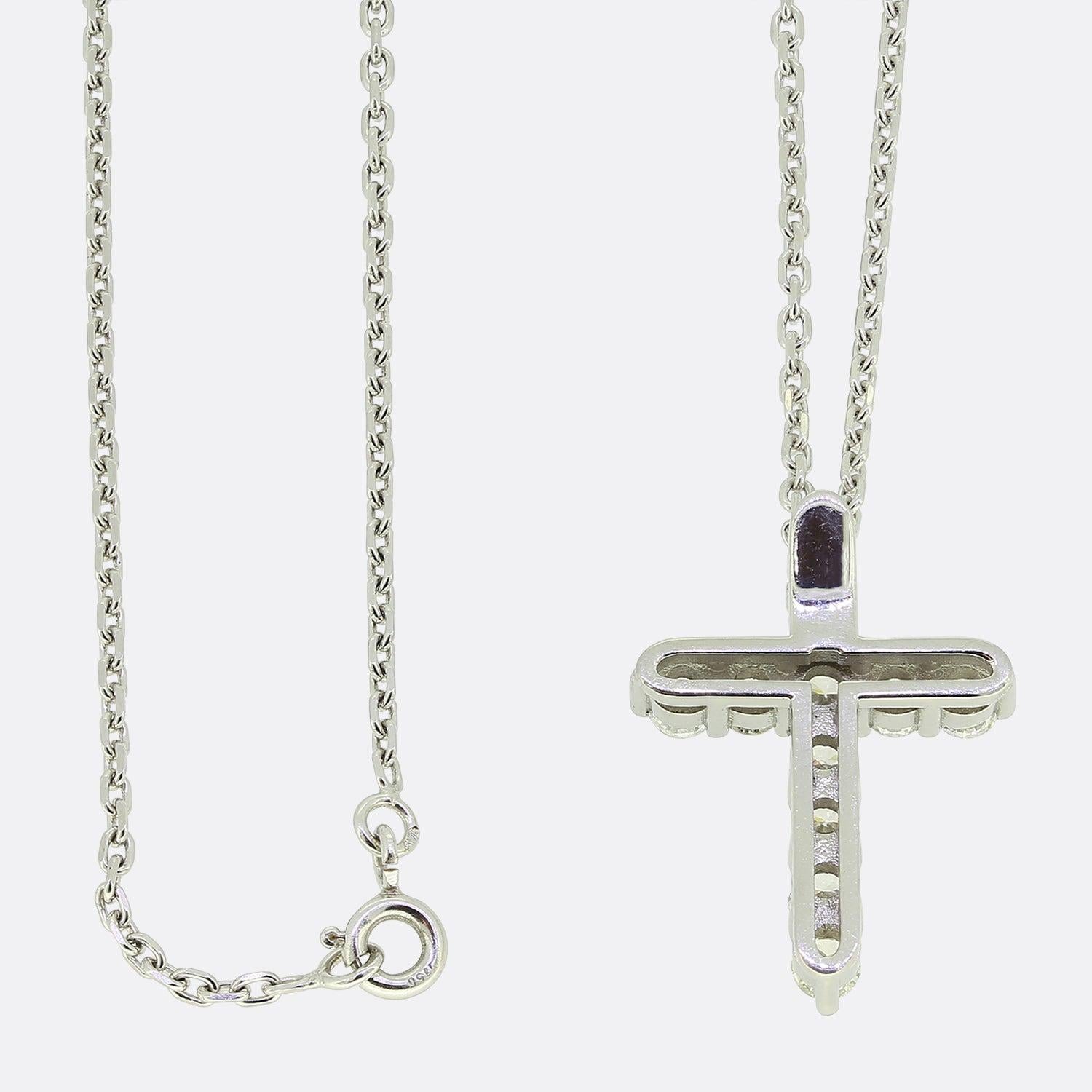 Taglio brillante Collana con croce di diamanti da 1,10 carati in vendita