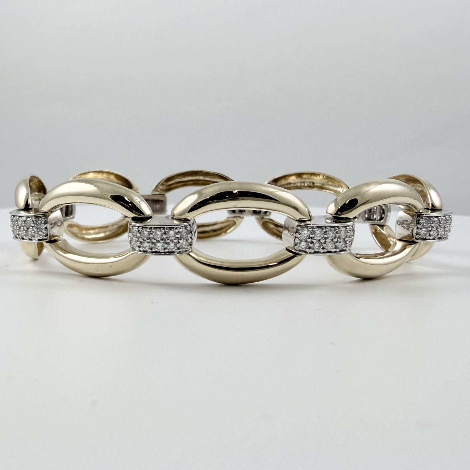 Ce bracelet mode à maillons en diamants allie l'élégance contemporaine à l'éclat intemporel. Doté de 70 diamants ronds de taille brillant, chacun soigneusement serti le long des maillons élégants du bracelet, il offre un éclat continu et un style