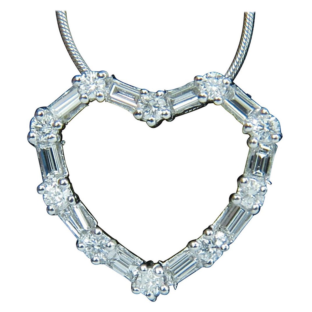 Ciondolo a forma di cuore con diamanti da 1,10 carati, 14 carati, G Vs* in vendita