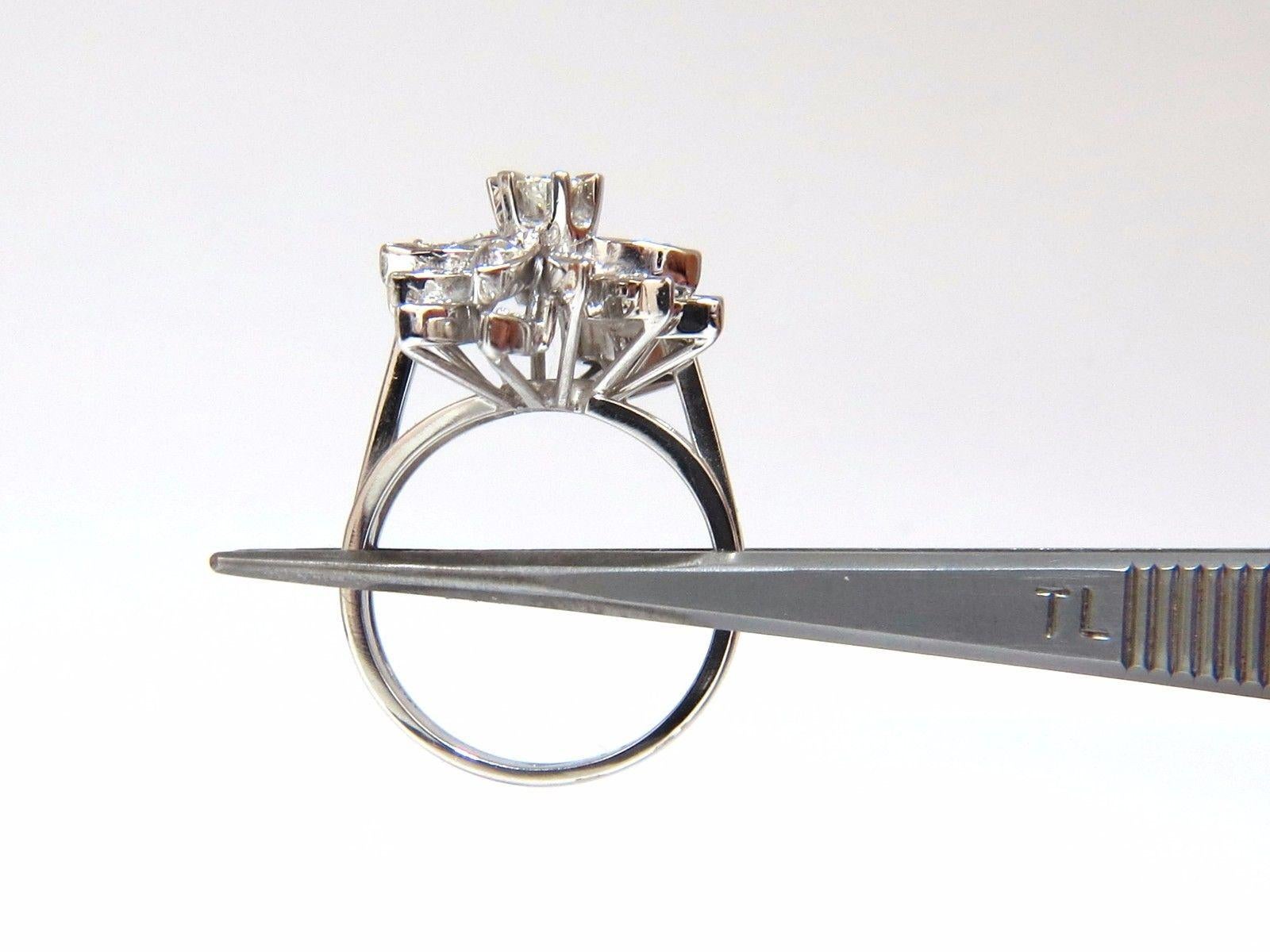 Anello da 1,10 carati con profilo di diamanti a grappolo 18 carati Vintage Deco in vendita 1
