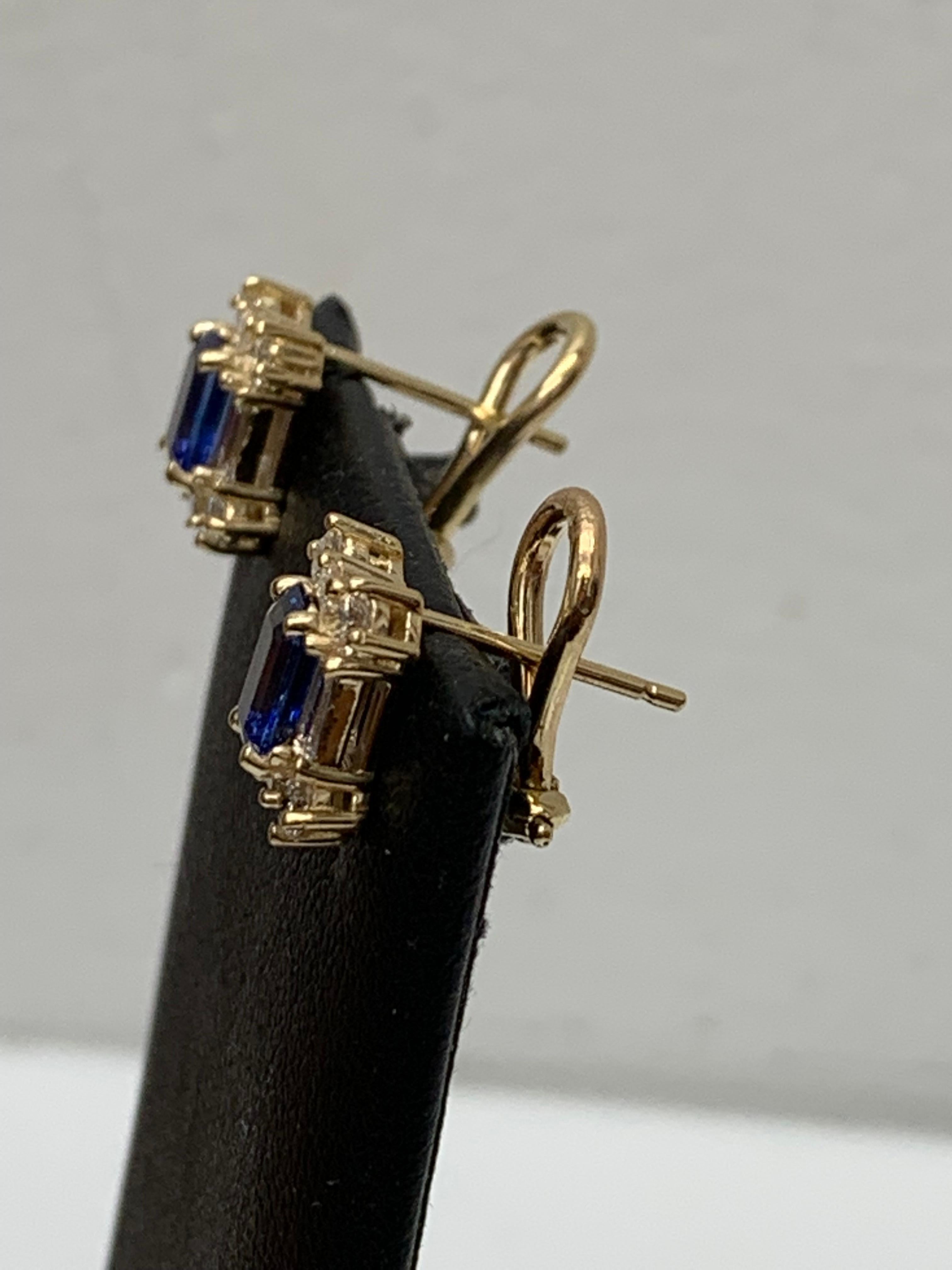 Boucles d'oreilles en or jaune 14K de 1,10 carat de saphirs bleus taillés en émeraude et de diamants en vente 4