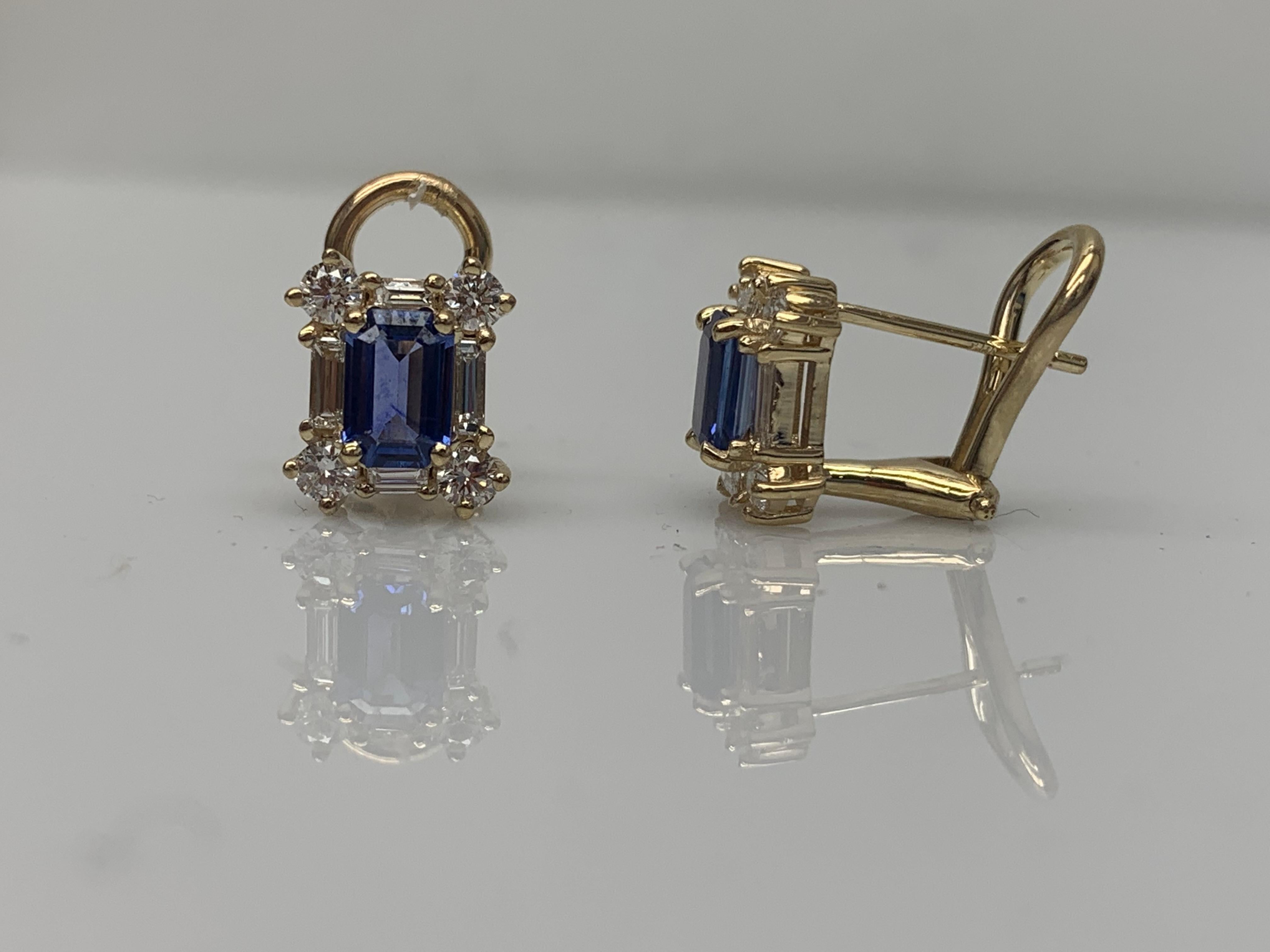 Moderne Boucles d'oreilles en or jaune 14K de 1,10 carat de saphirs bleus taillés en émeraude et de diamants en vente