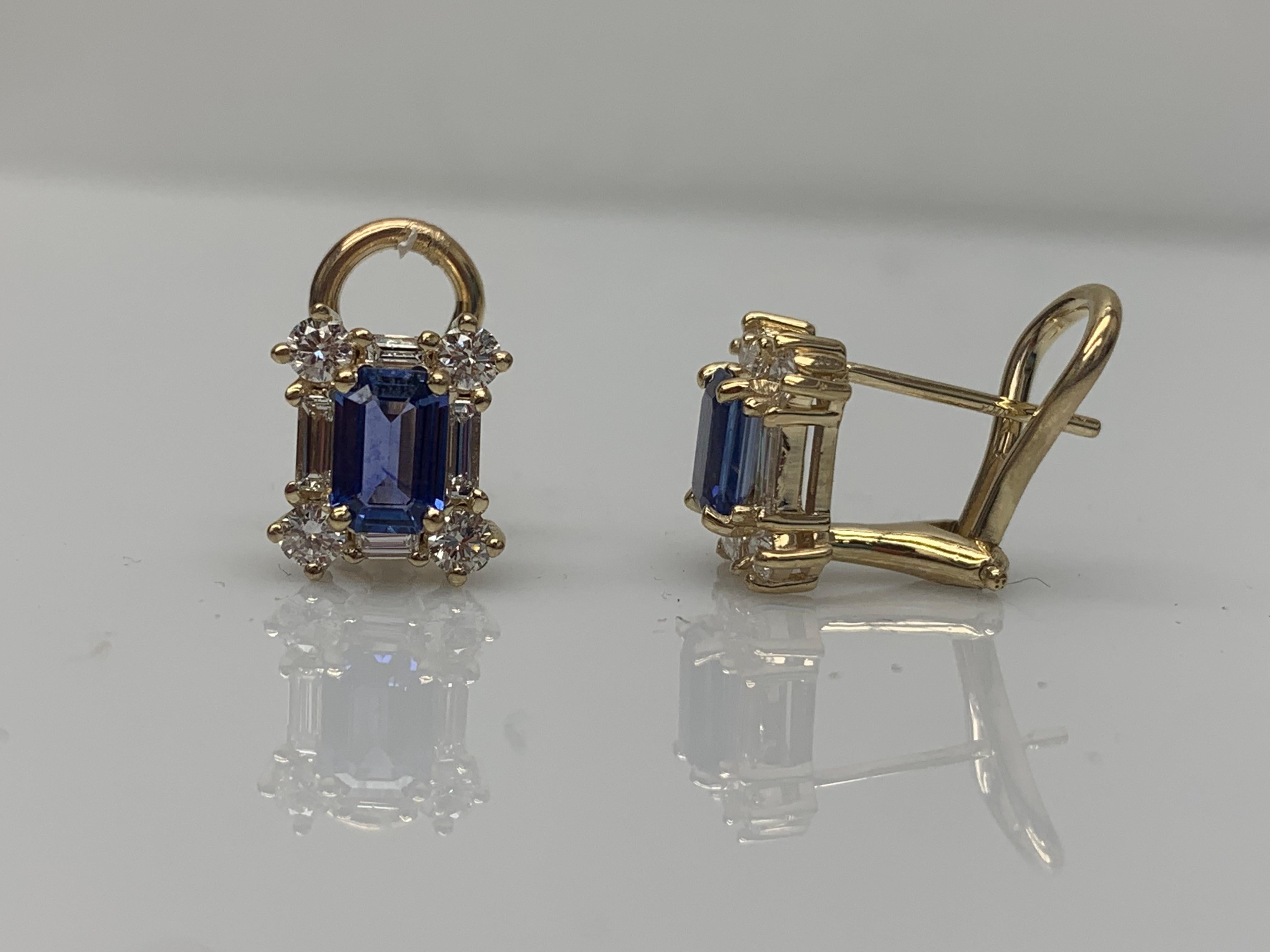 Taille émeraude Boucles d'oreilles en or jaune 14K de 1,10 carat de saphirs bleus taillés en émeraude et de diamants en vente