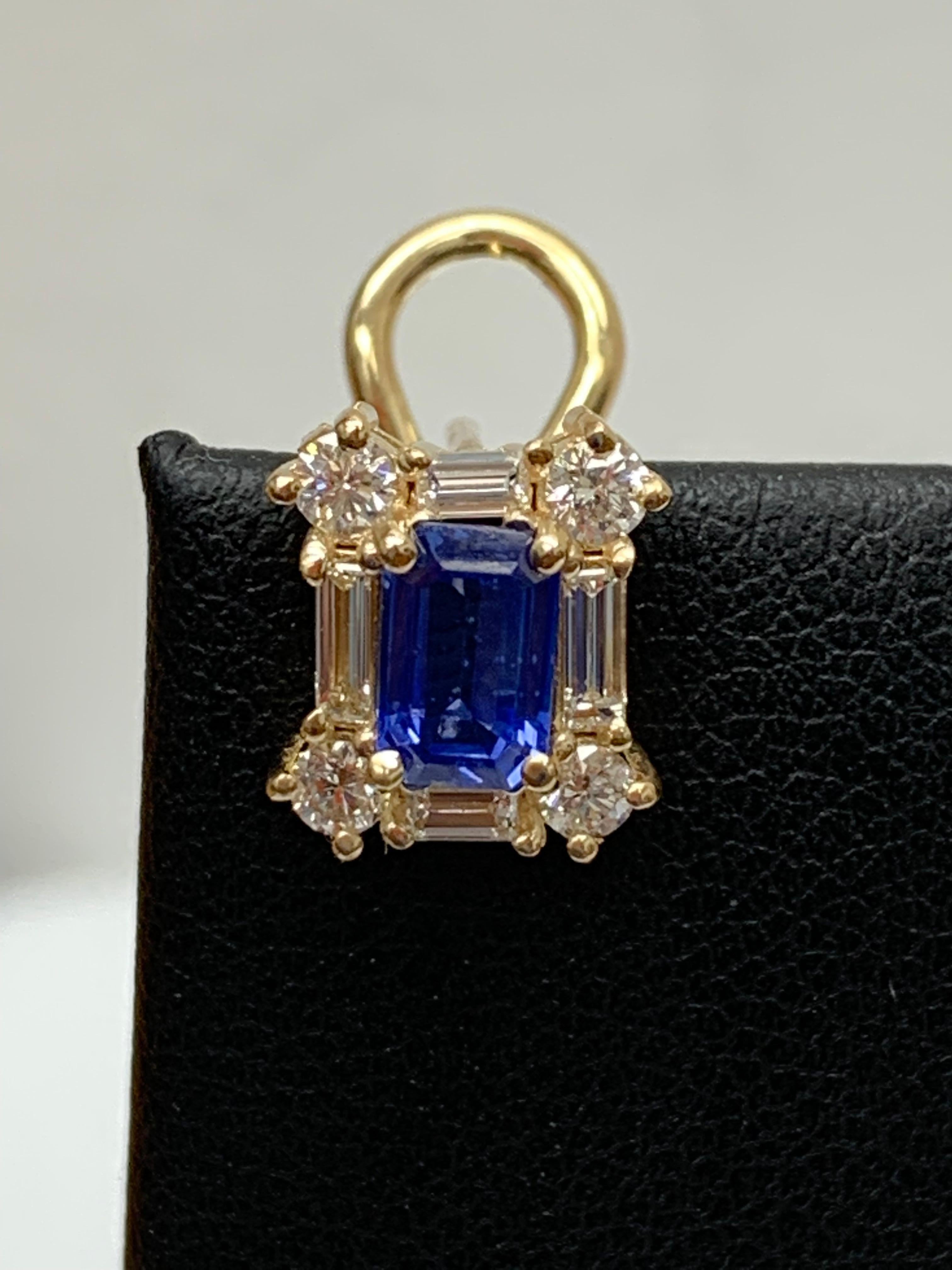 Boucles d'oreilles en or jaune 14K de 1,10 carat de saphirs bleus taillés en émeraude et de diamants en vente 2