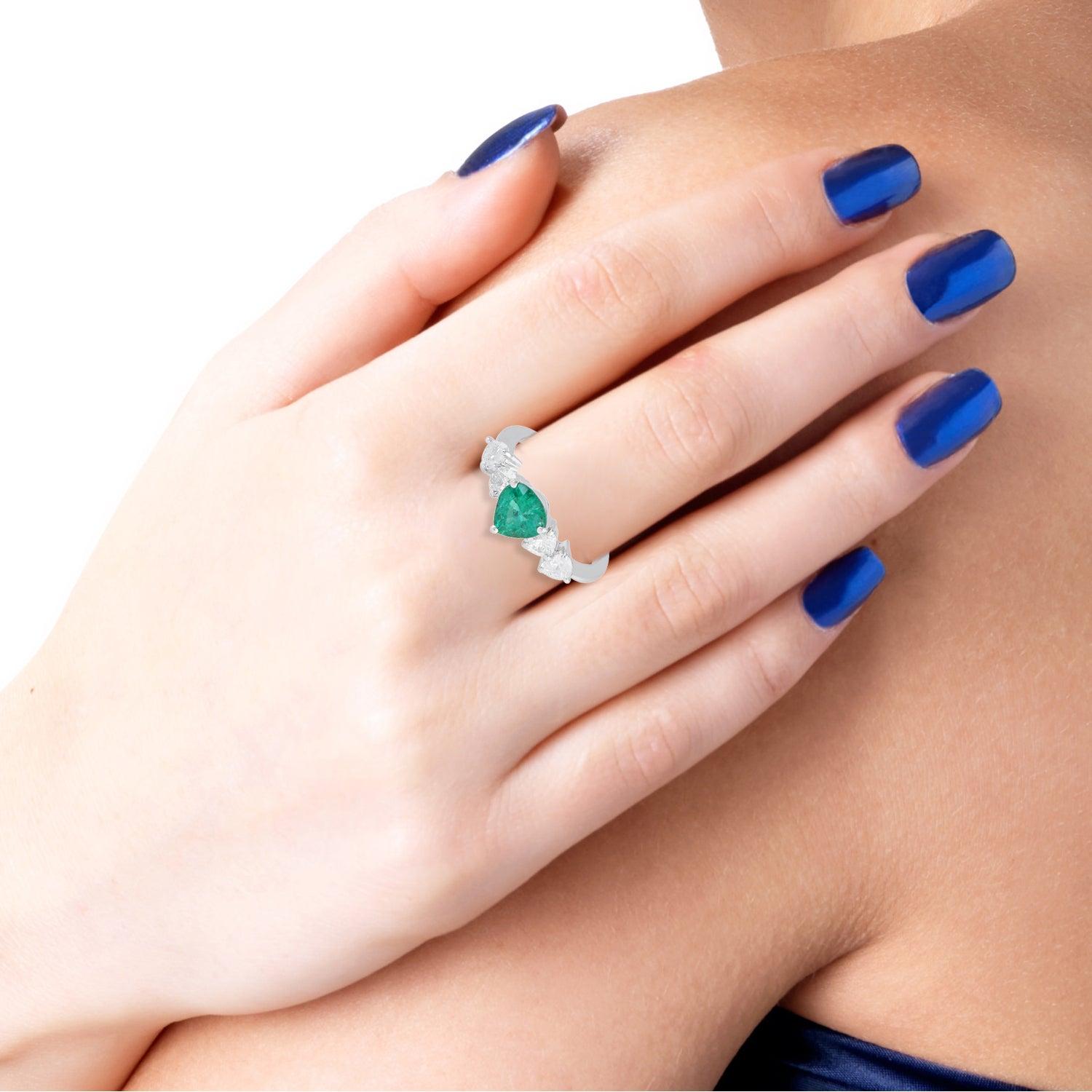 Im Angebot: 1,10 Karat Smaragd-Diamant-Ring aus 18 Karat Weißgold () 2