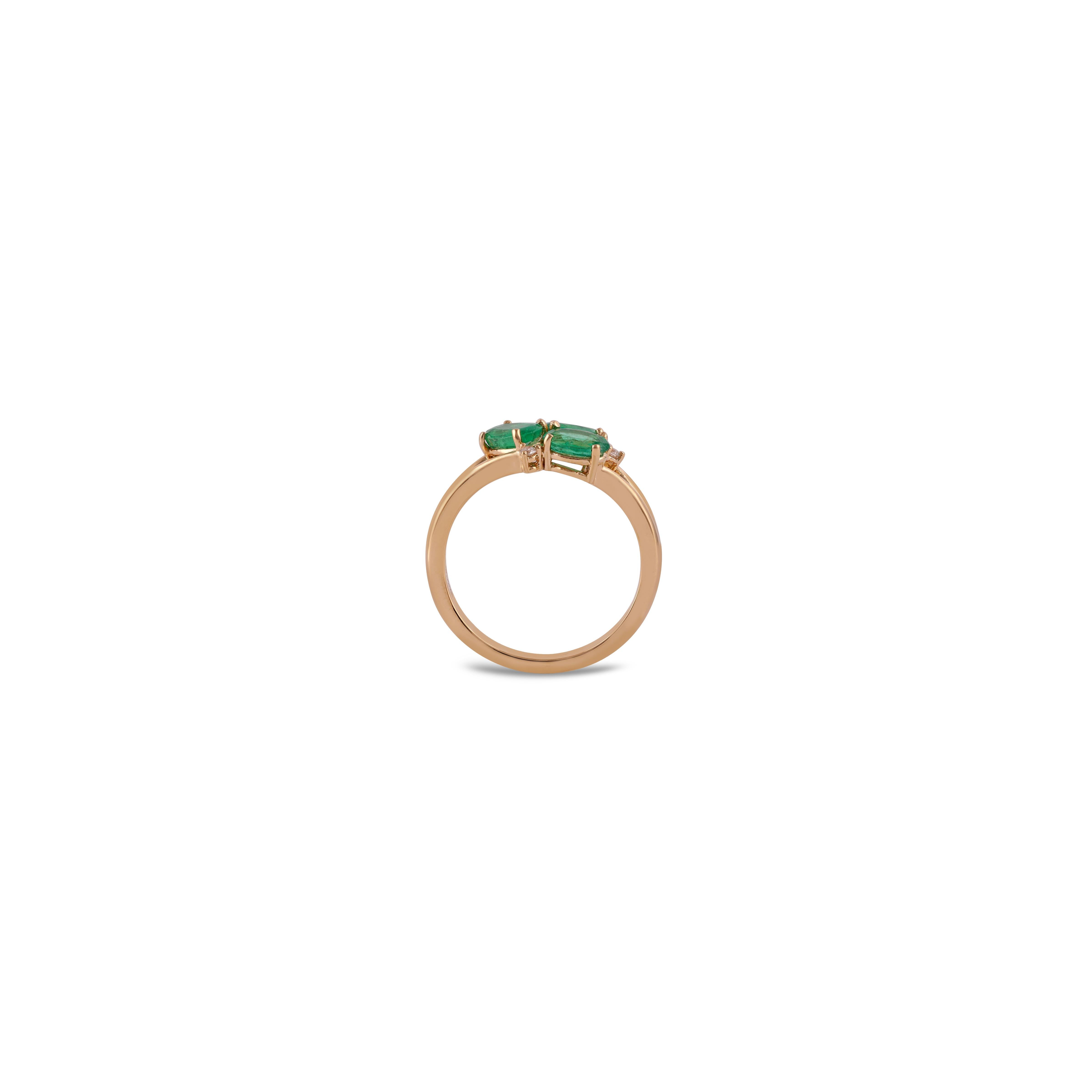 Contemporary 1.10 Carat Emerald & Diamond  Ring 18Karat Yellow Gold  For Sale