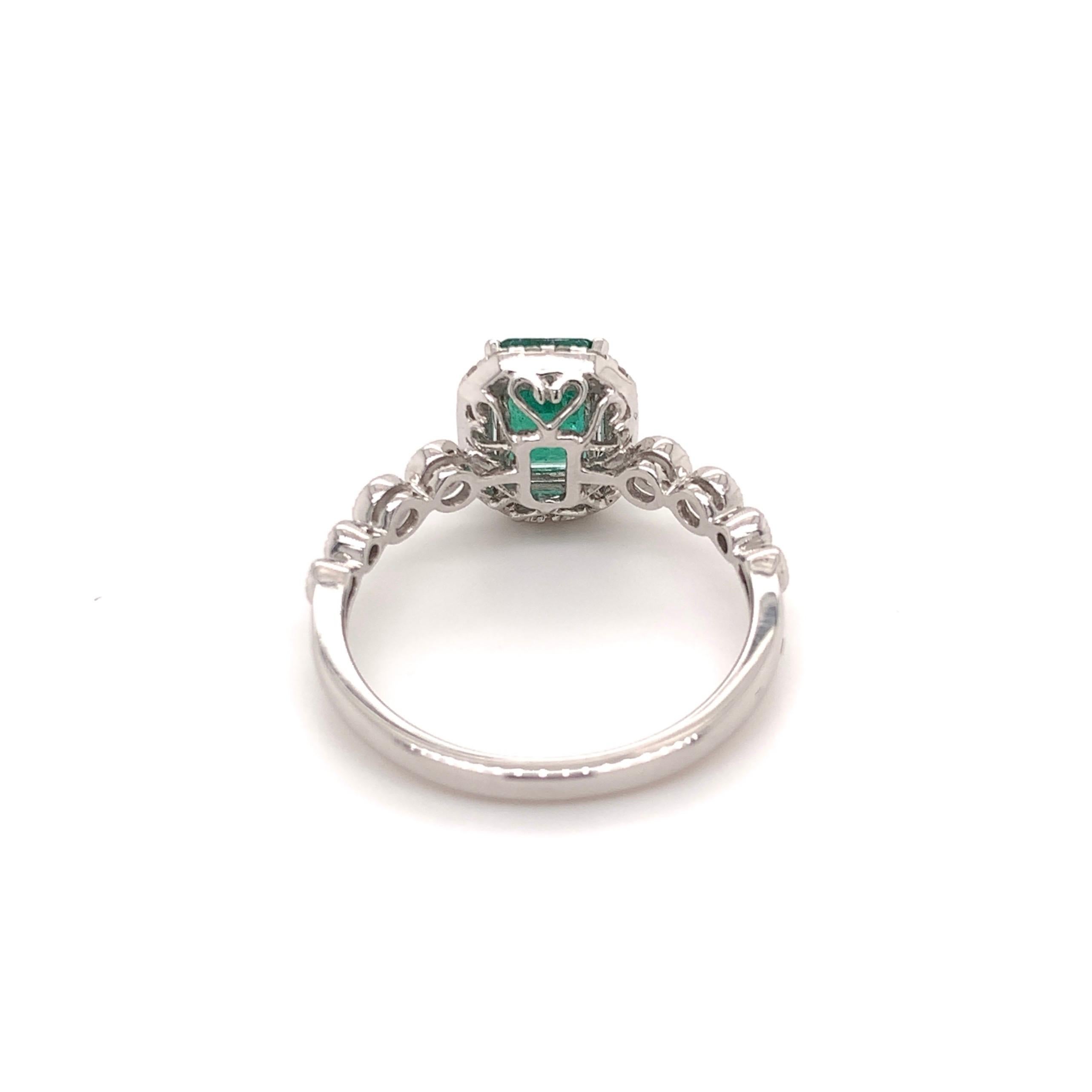 Contemporary 1.10 Carat Emerald White Gold Cocktail Ring For Sale