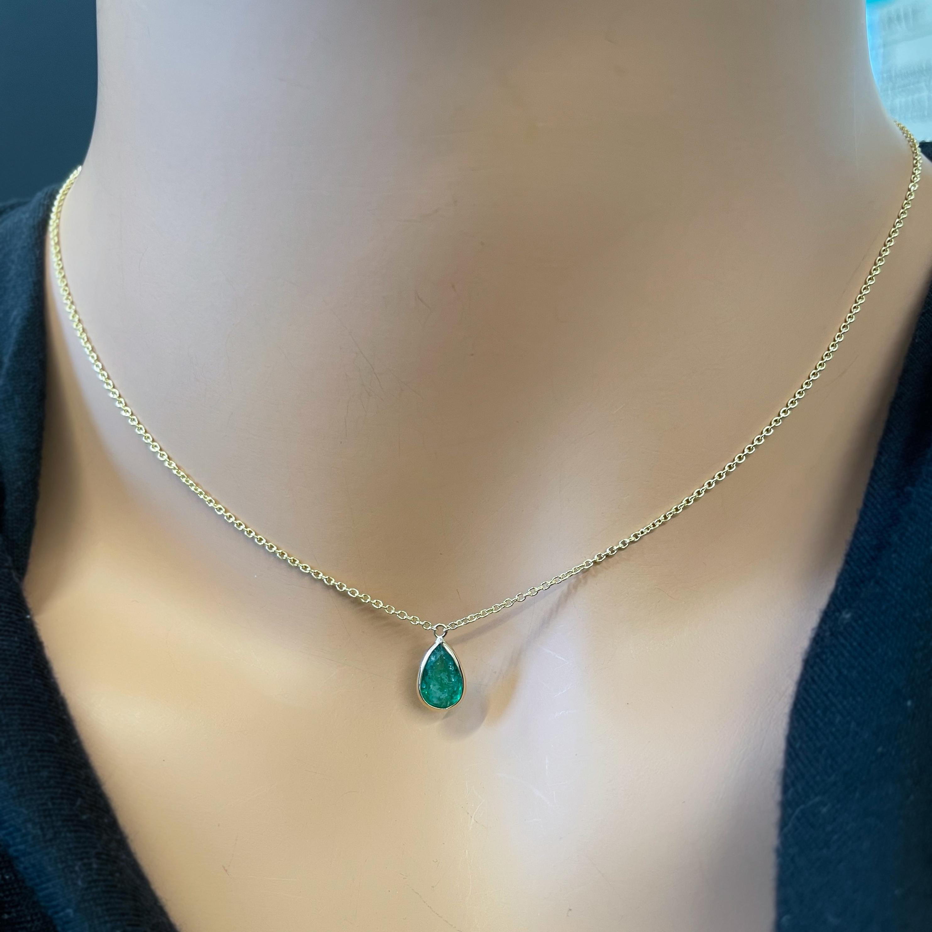 Pear Cut 1.10 Carat Green Emerald Pear Shape Fashion Necklaces In 14K Yellow Gold For Sale
