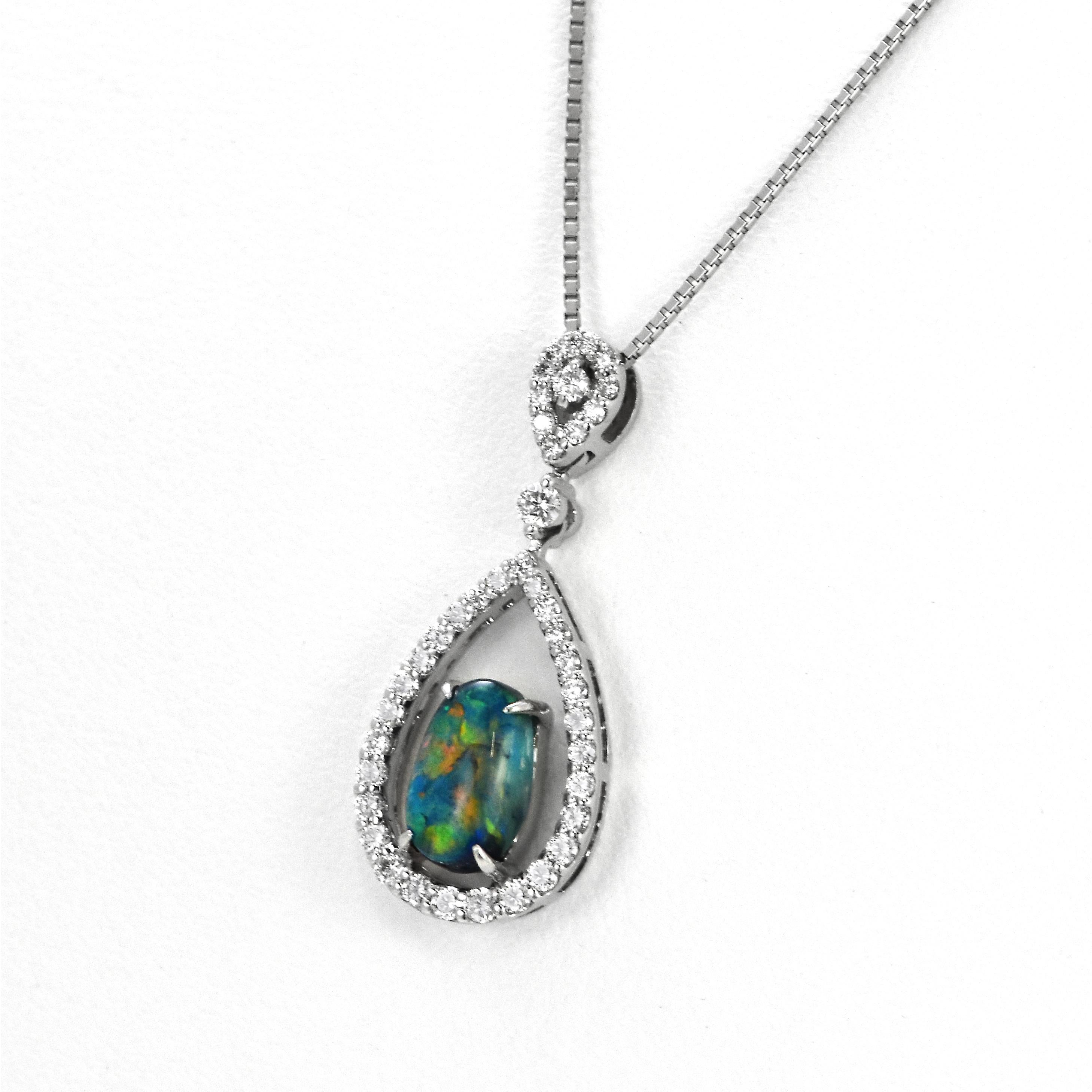 Cabochon Ciondolo con opale nero australiano e diamanti da 1,10 carati in platino in vendita