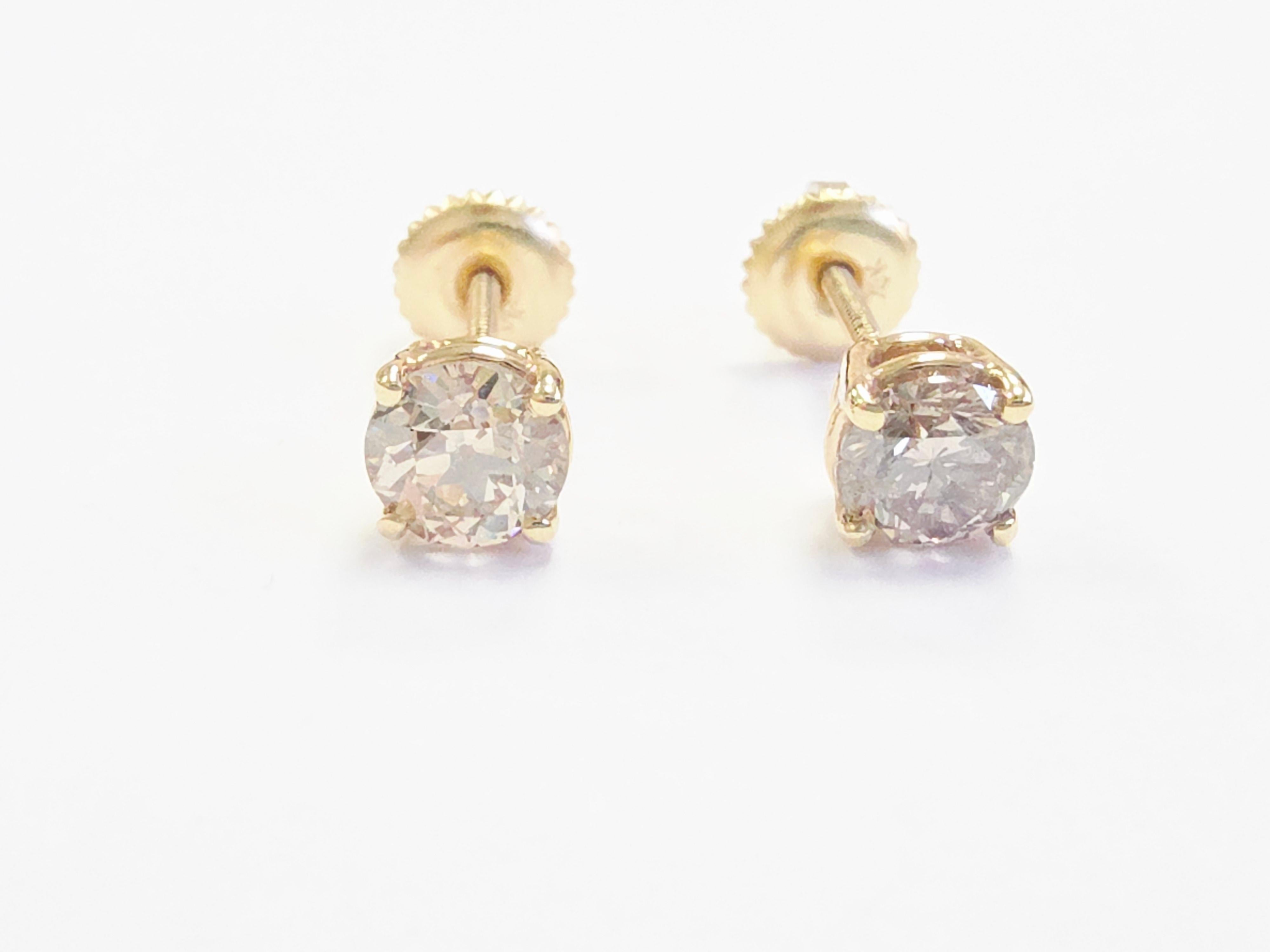 Orecchini con diamante tondo brillante da 1,10 carati Nature in oro giallo 14K

Eleva la tua collezione di gioielli con questo paio di orecchini a perno con diamanti naturali senza tempo, con un totale di 1,10 carati di diamanti rotondi a taglio