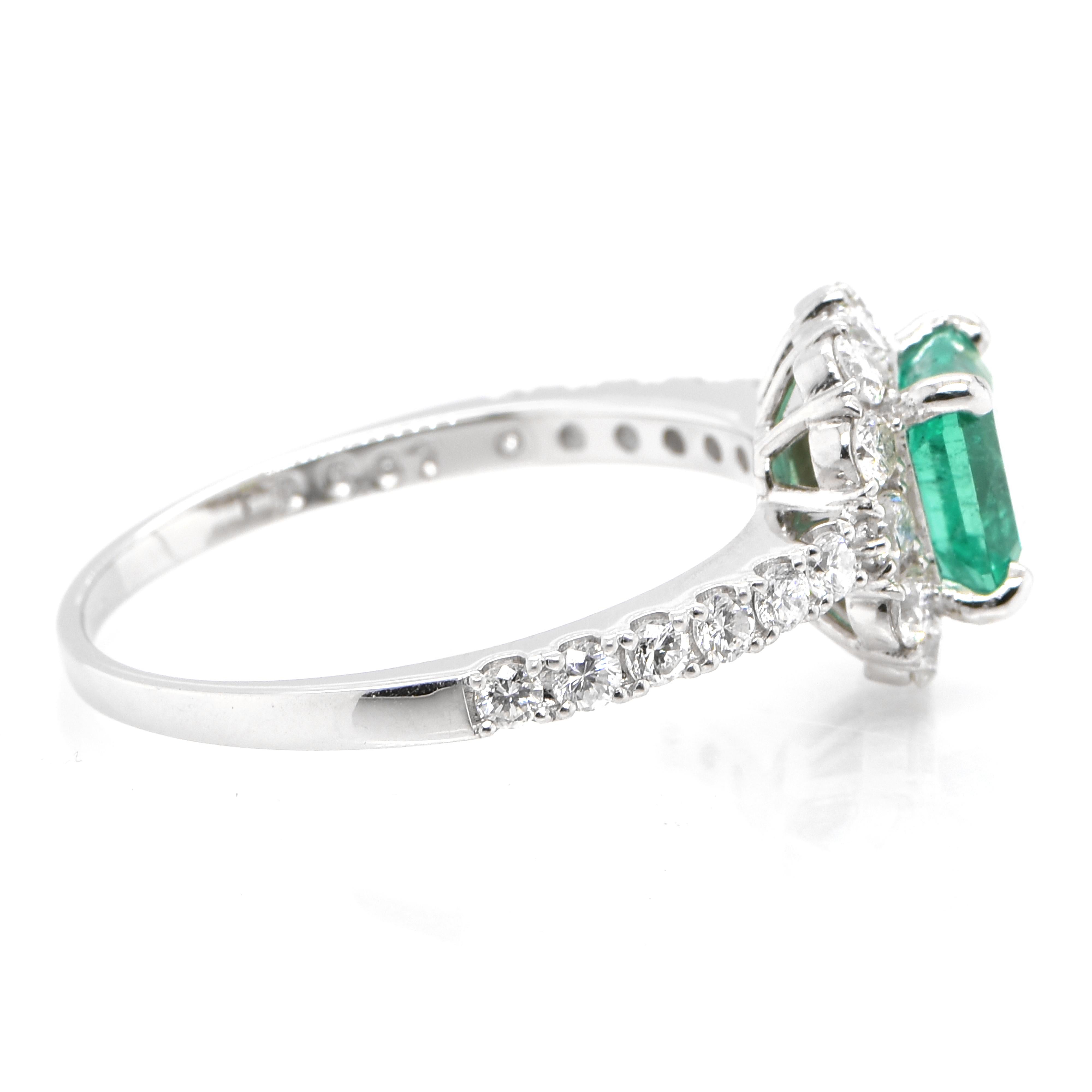 1.10 Carat Natural Colombian Emerald and Diamond Halo Ring set in Platinum In New Condition For Sale In Tokyo, JP