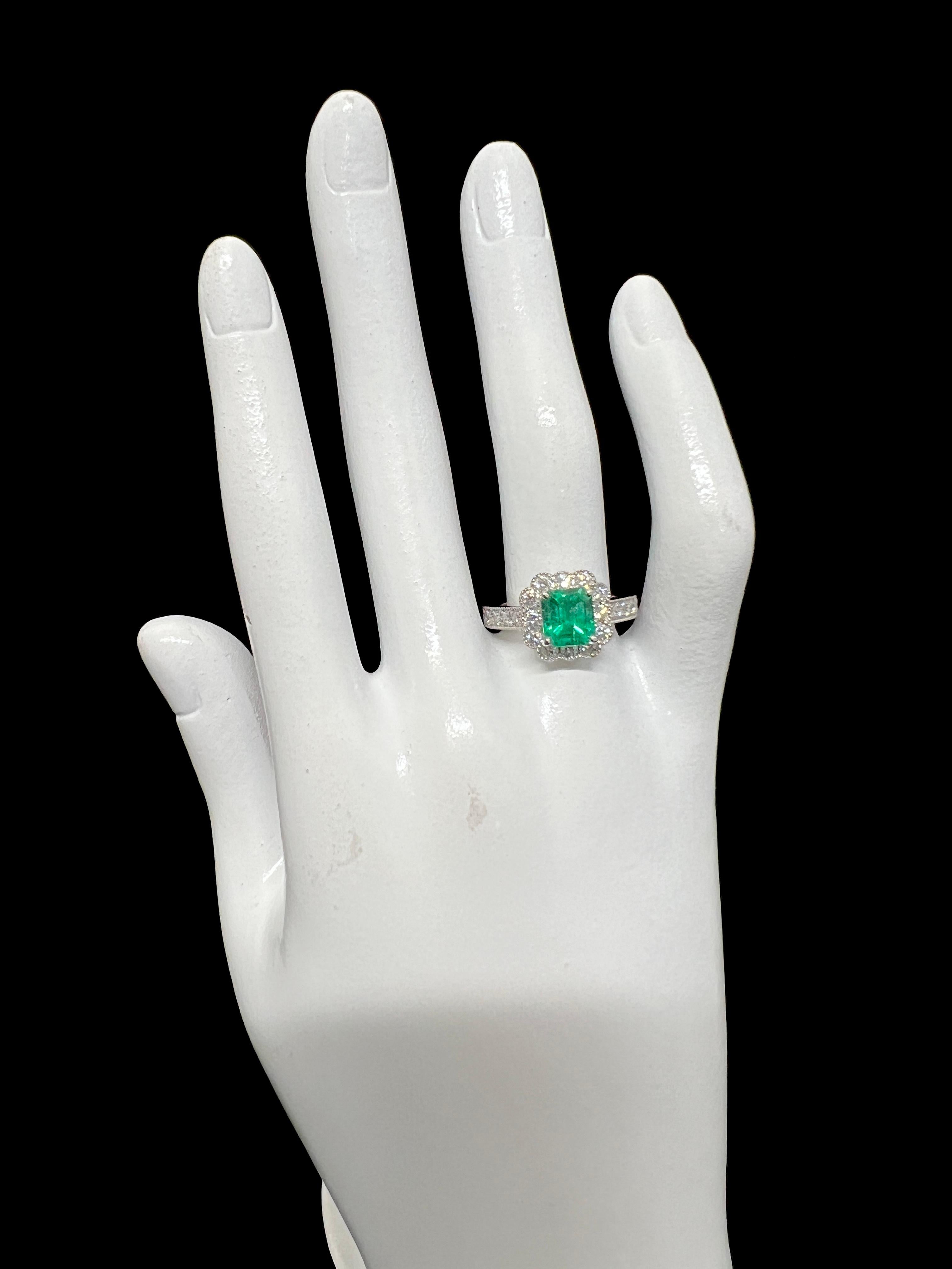 1.10 Carat Natural Colombian Emerald and Diamond Halo Ring set in Platinum For Sale 1